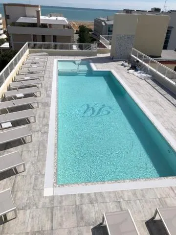 Swimming pool in Hotel Astoria
