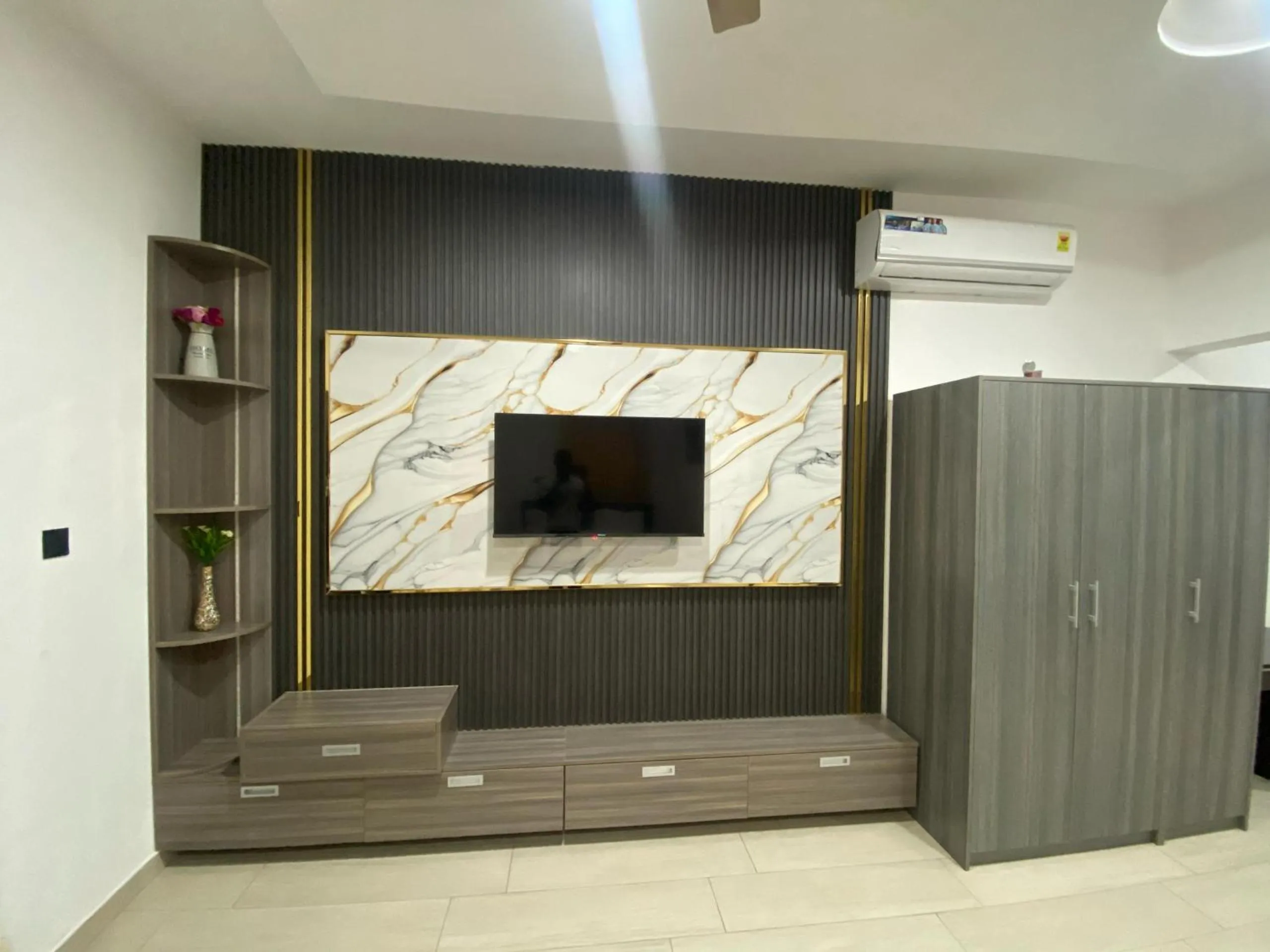 TV and multimedia in PLUS 33 HOTEL