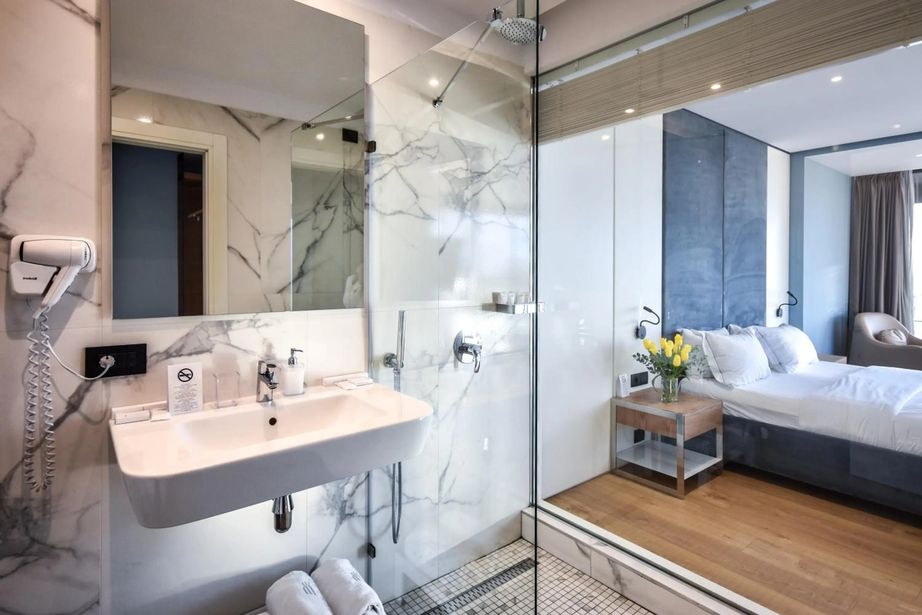 Bathroom, Bed in Yacht Hotel