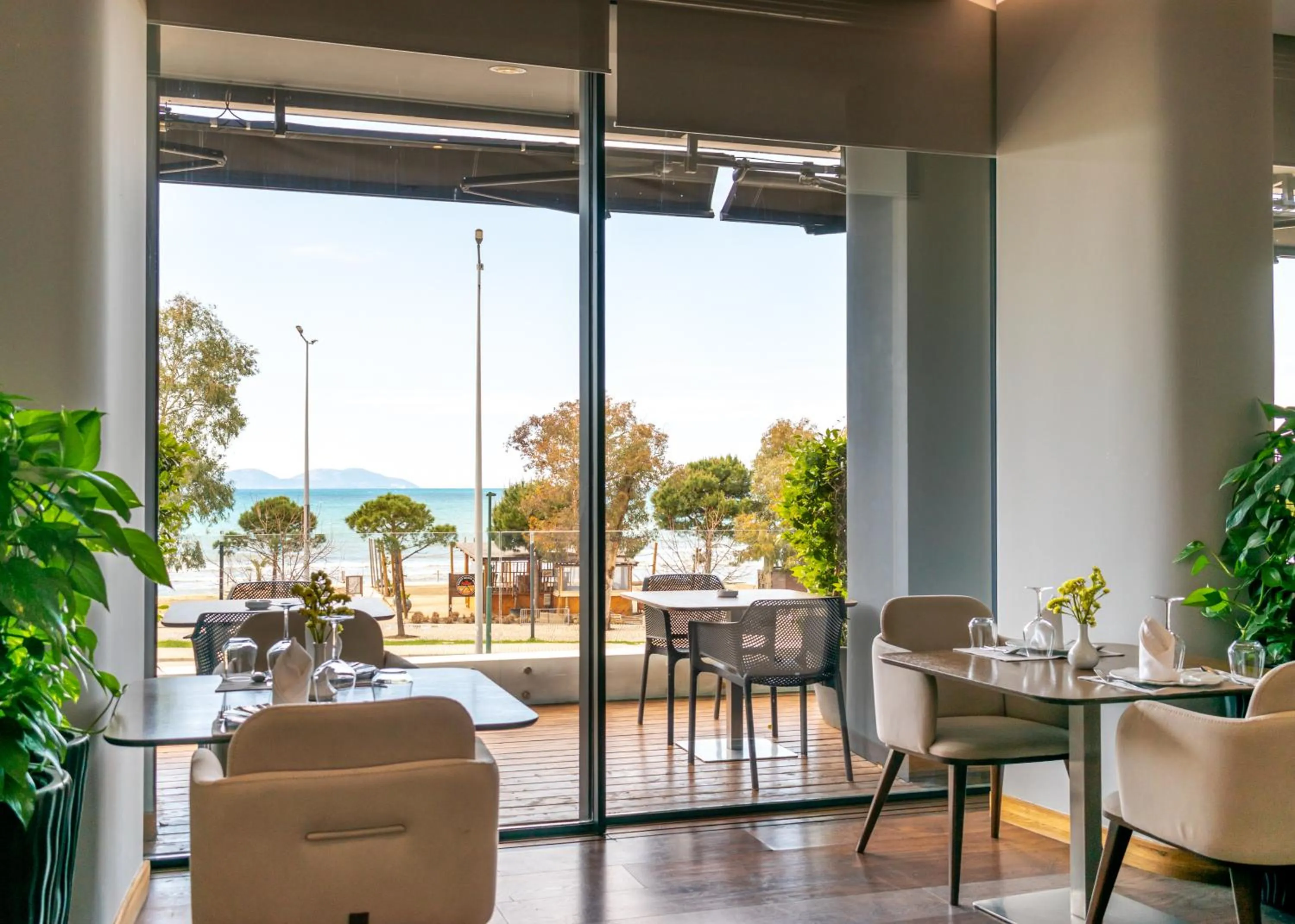 Restaurant/places to eat in Yacht Hotel