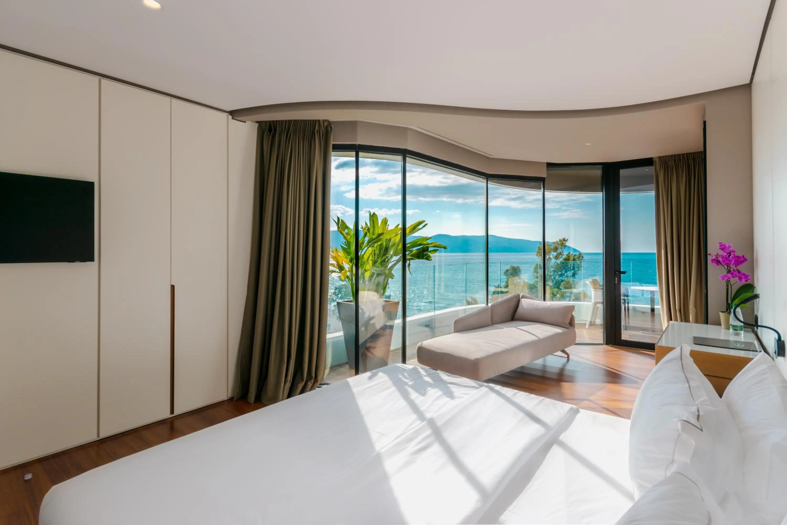 Bedroom, Bed in Yacht Hotel