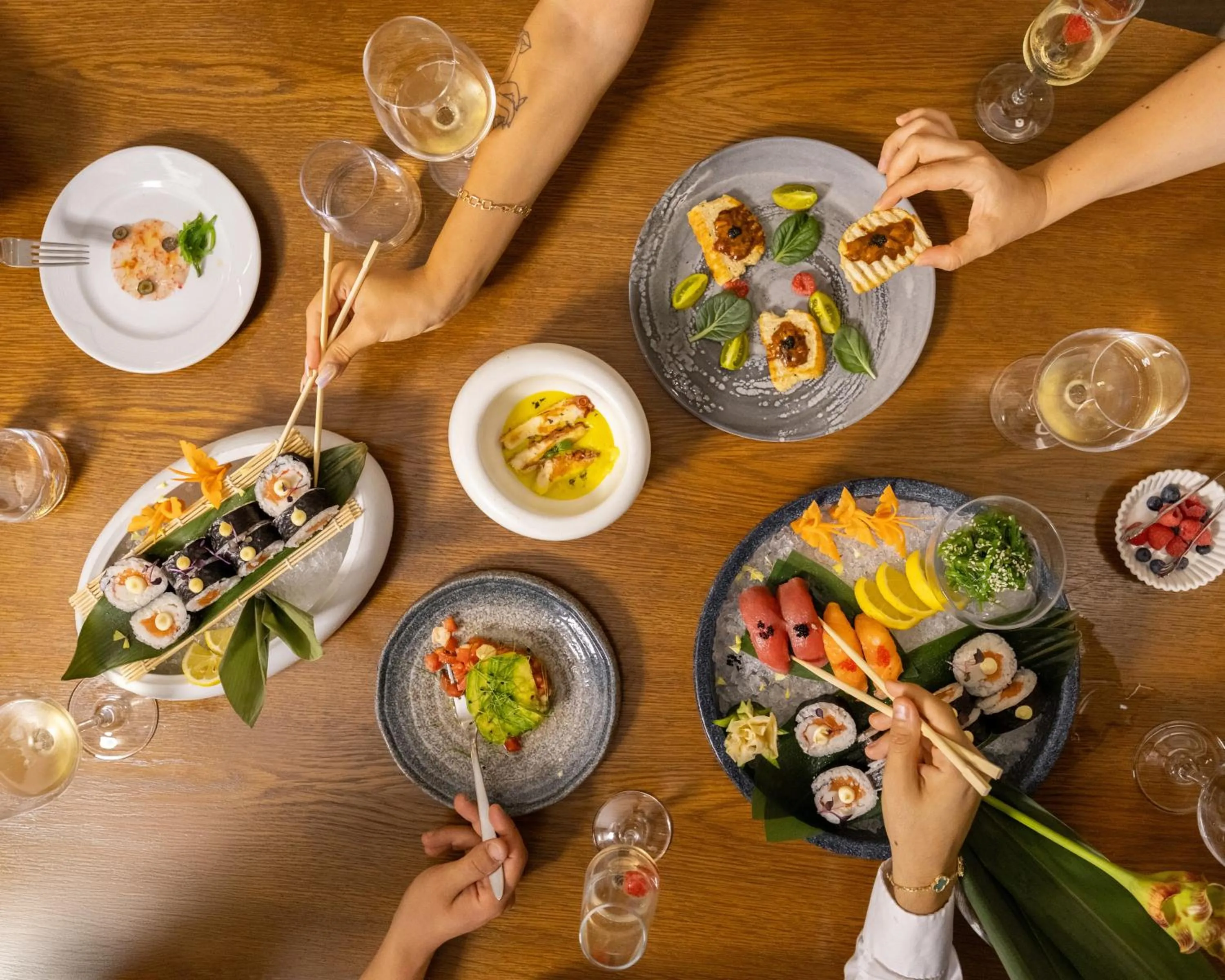 Restaurant/places to eat in Yacht Hotel