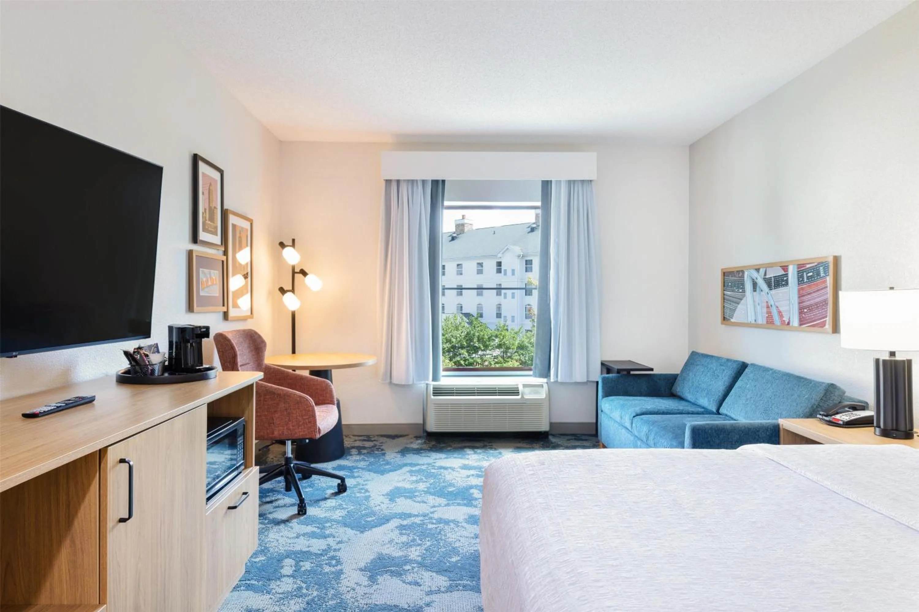 Living room, Bed in Hampton Inn Lawrenceville Duluth