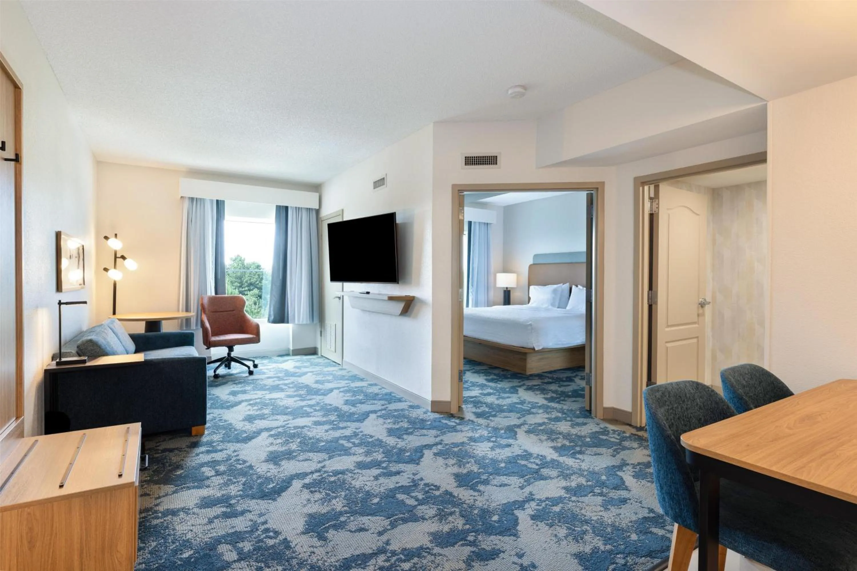 Living room, Bed in Hampton Inn Lawrenceville Duluth