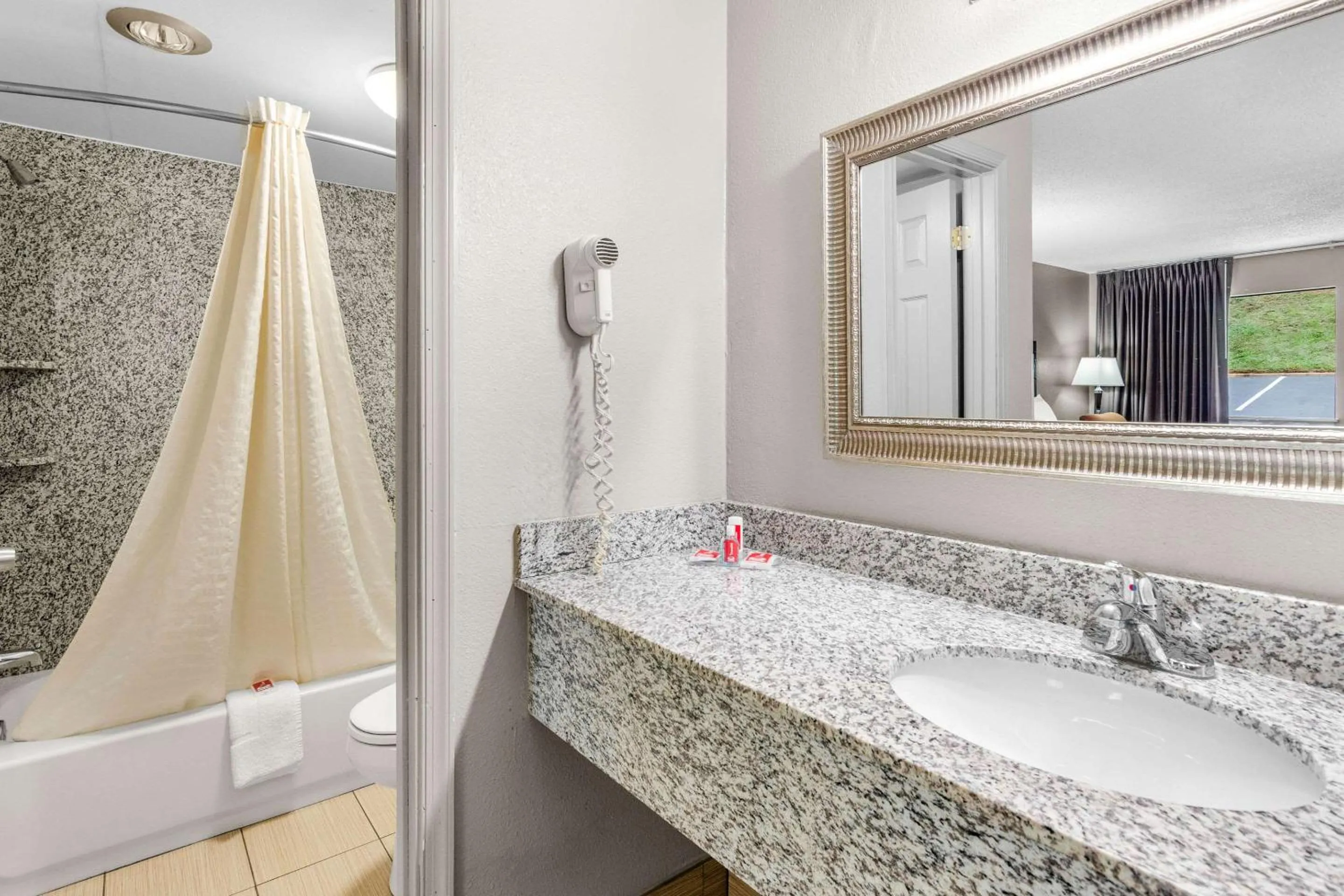 Bedroom in Econo Lodge Lynchburg South