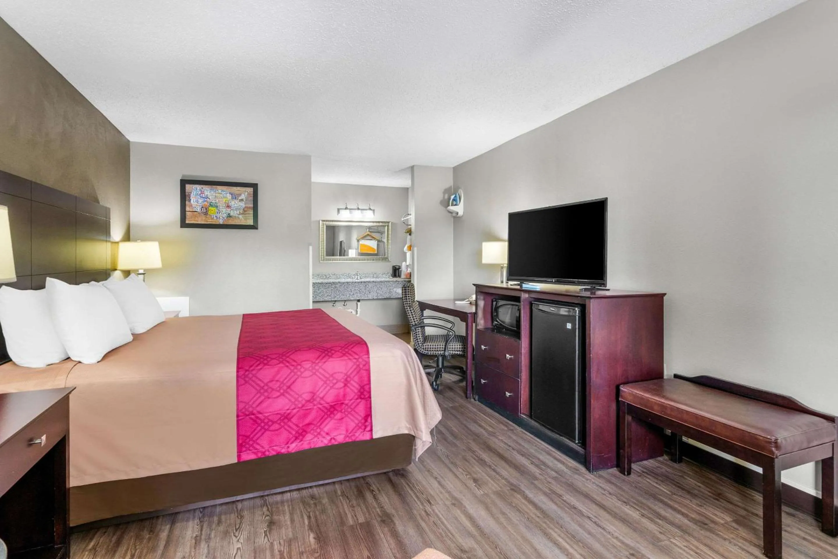 Bedroom, Bed in Econo Lodge Lynchburg South