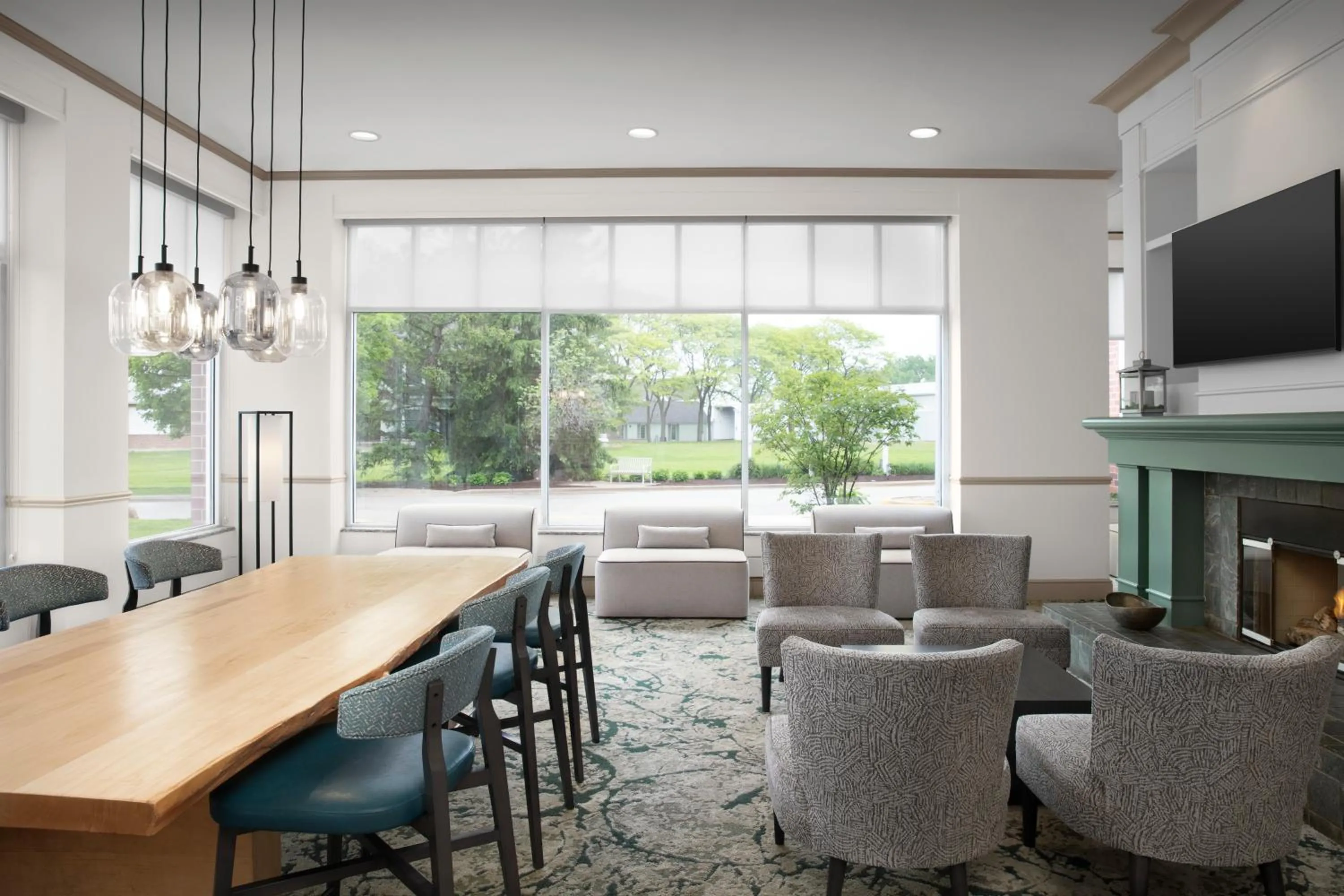 Seating area in Hilton Garden Inn Hoffman Estates