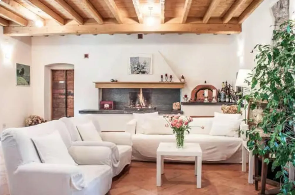 Communal lounge/ TV room in Alla Torre del Barbarossa B&B FORESTERIA