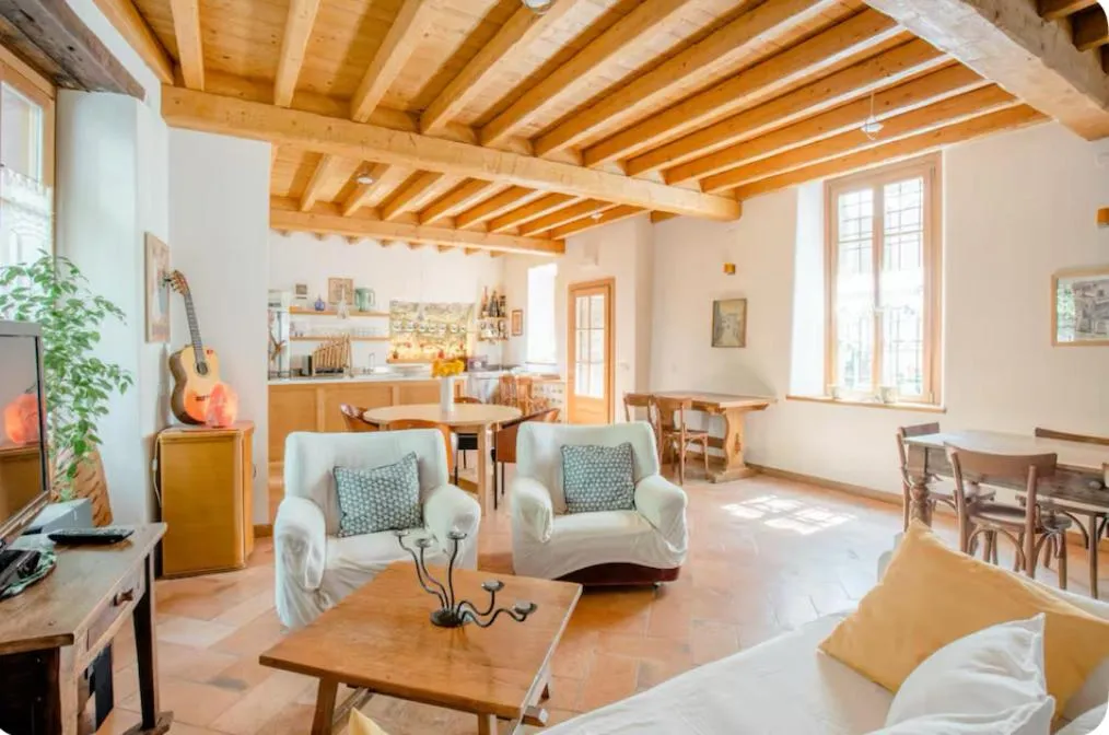 Communal lounge/ TV room in Alla Torre del Barbarossa B&B FORESTERIA