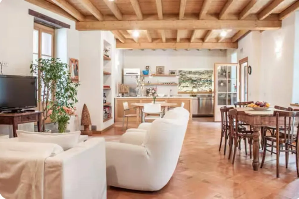 Communal lounge/ TV room in Alla Torre del Barbarossa B&B FORESTERIA