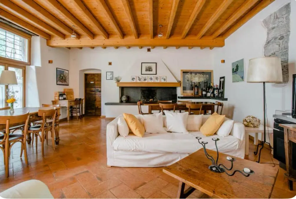 Communal lounge/ TV room in Alla Torre del Barbarossa B&B FORESTERIA