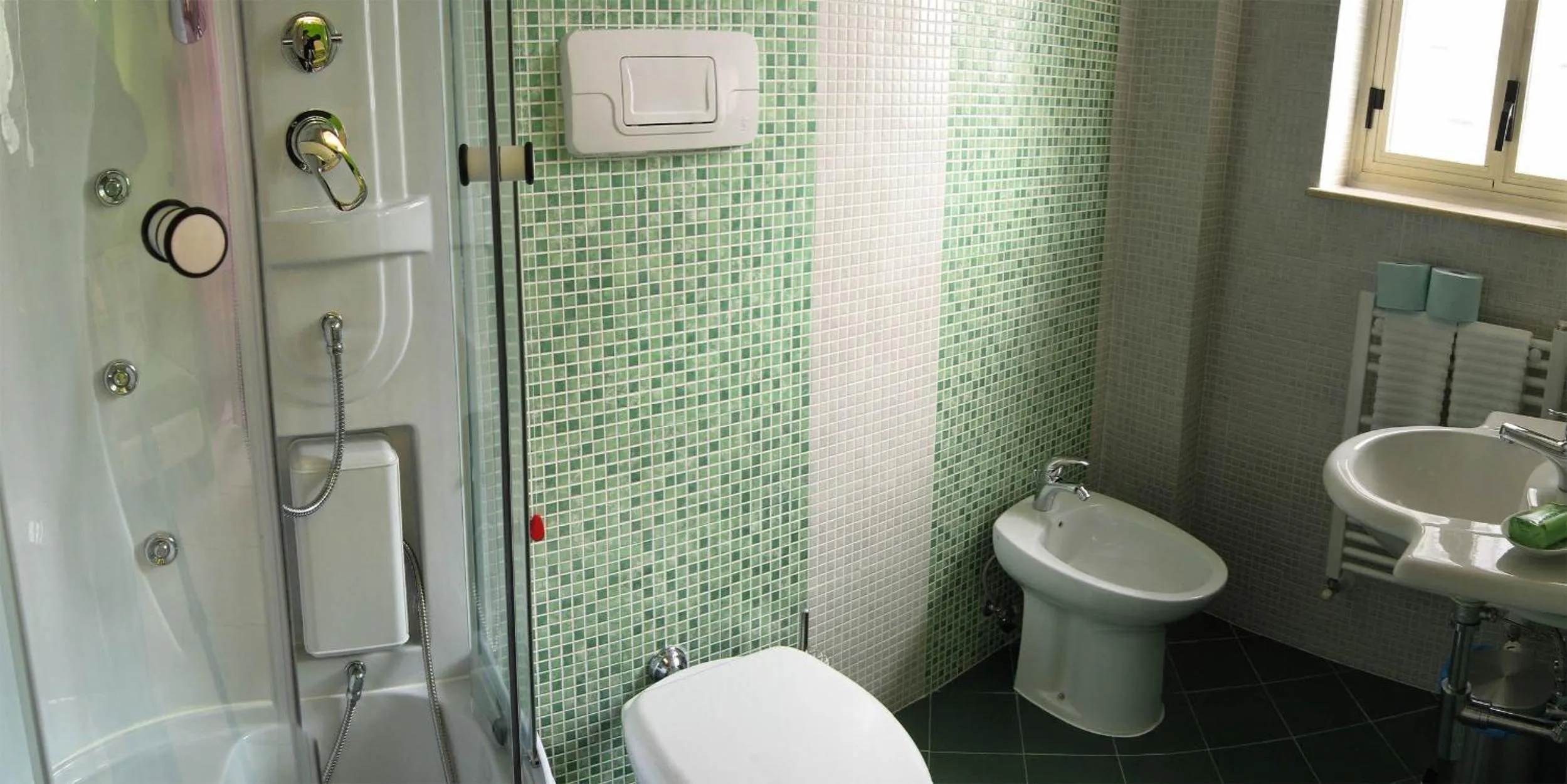 Shower in Blu Mediterraneo B&B