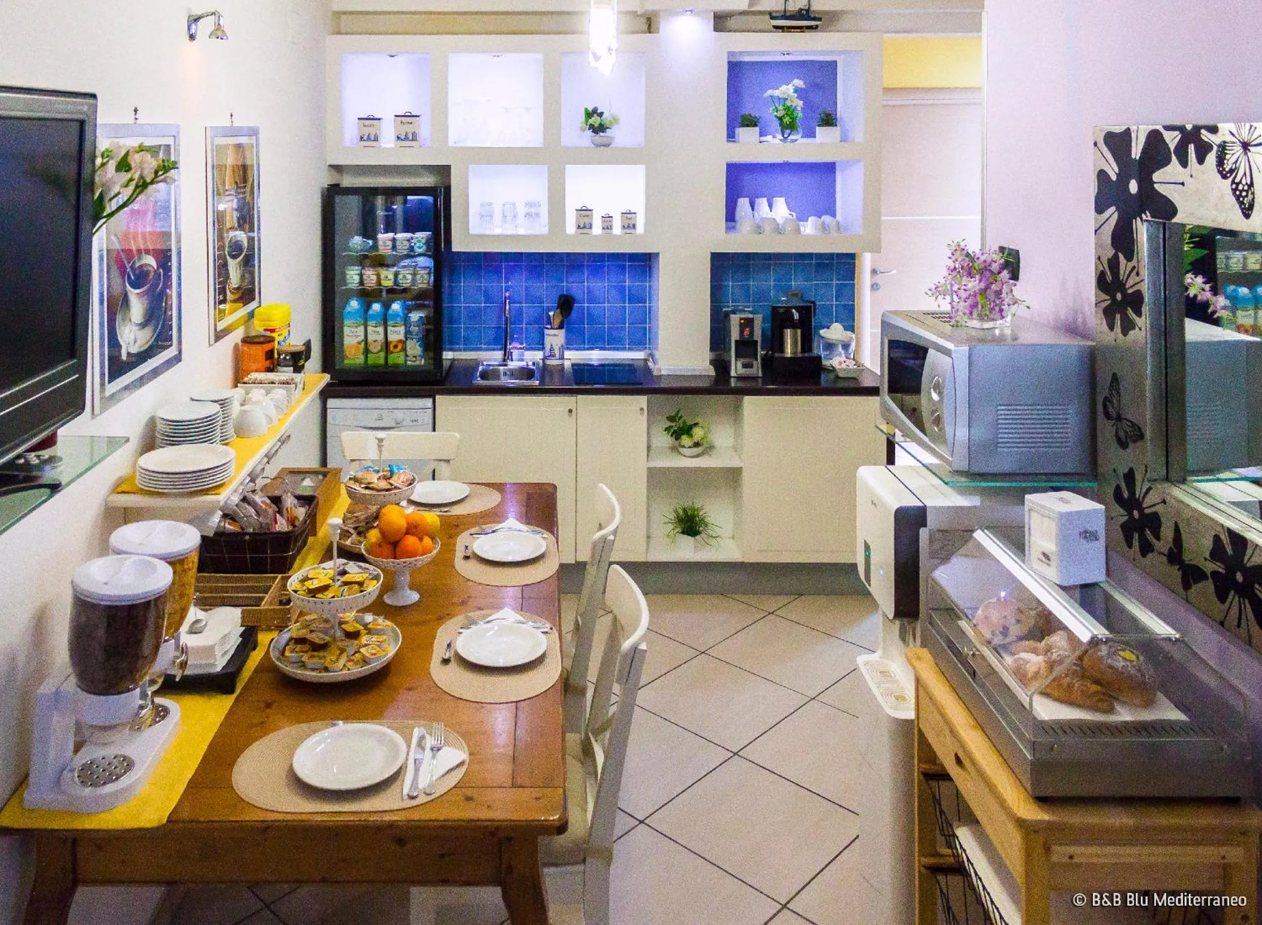 Communal lounge/ TV room in Blu Mediterraneo B&B