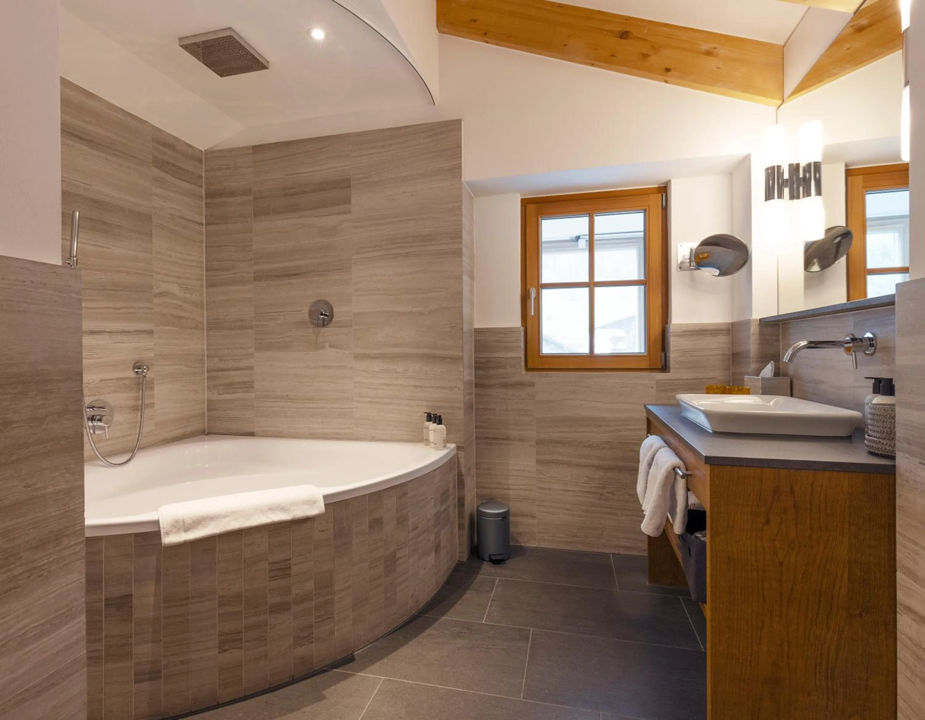 Bathroom in Valluga Hotel