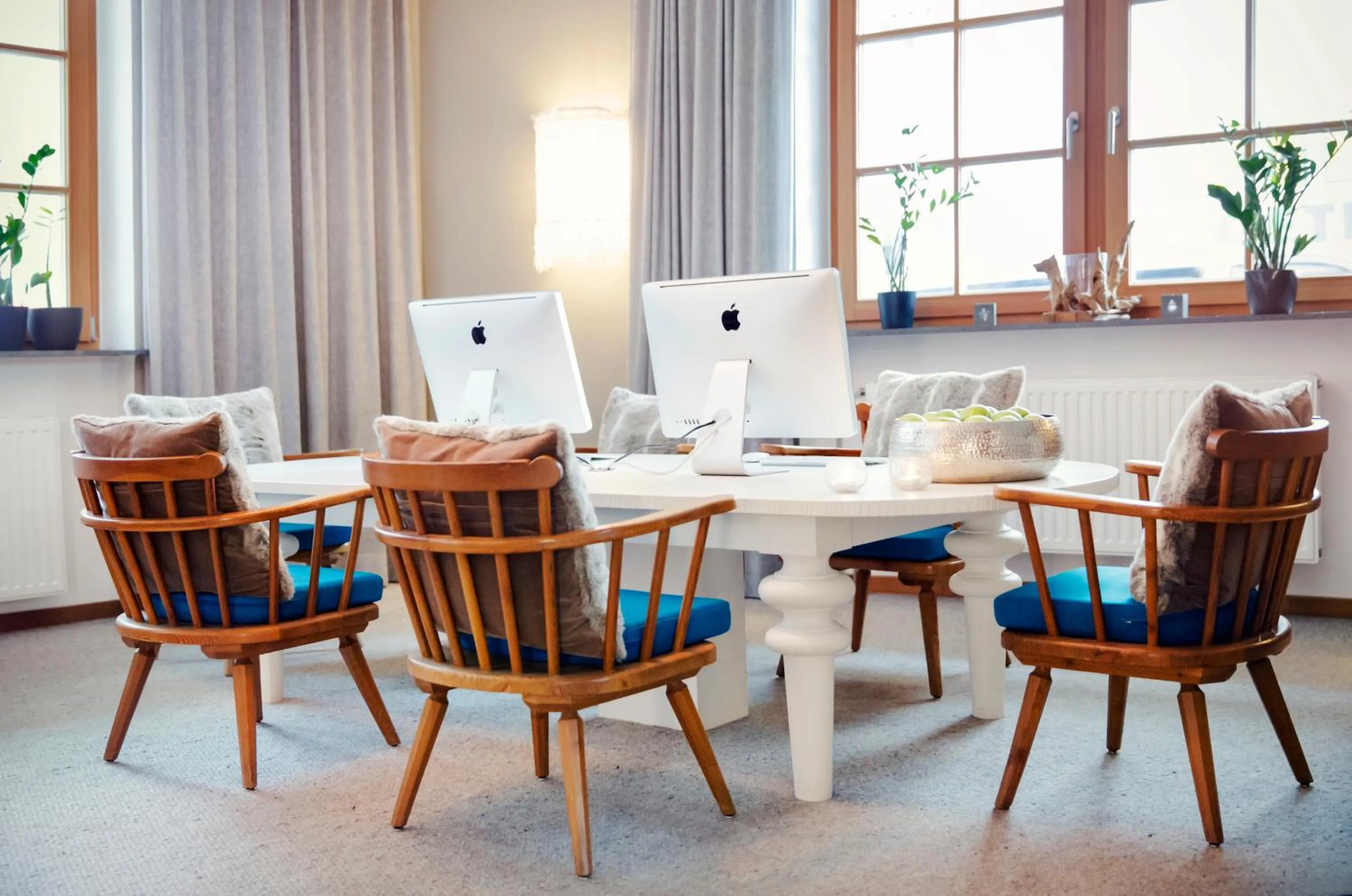 Communal lounge/ TV room in Valluga Hotel