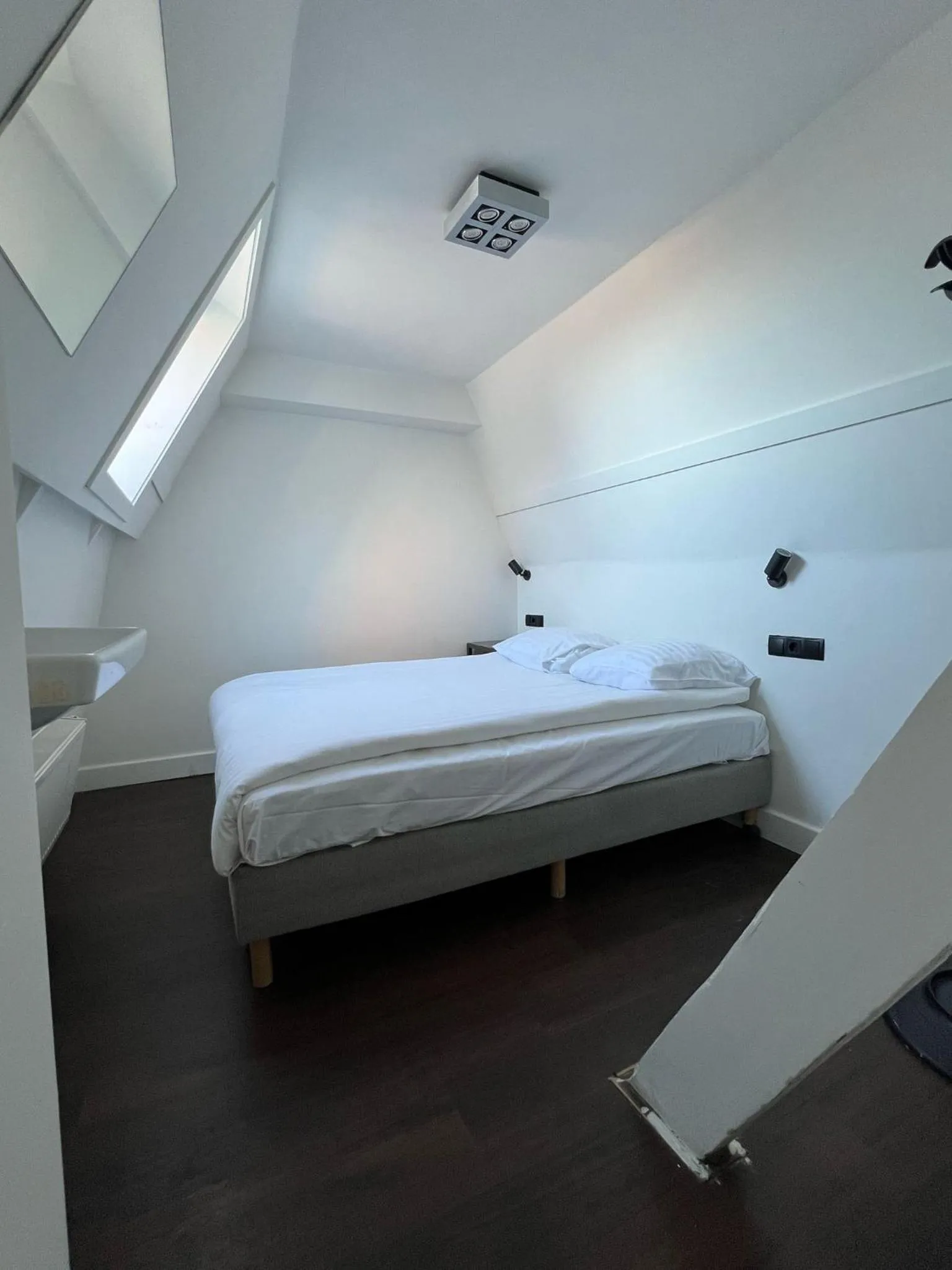 Bedroom, Bed in Amigo Budget Hotel