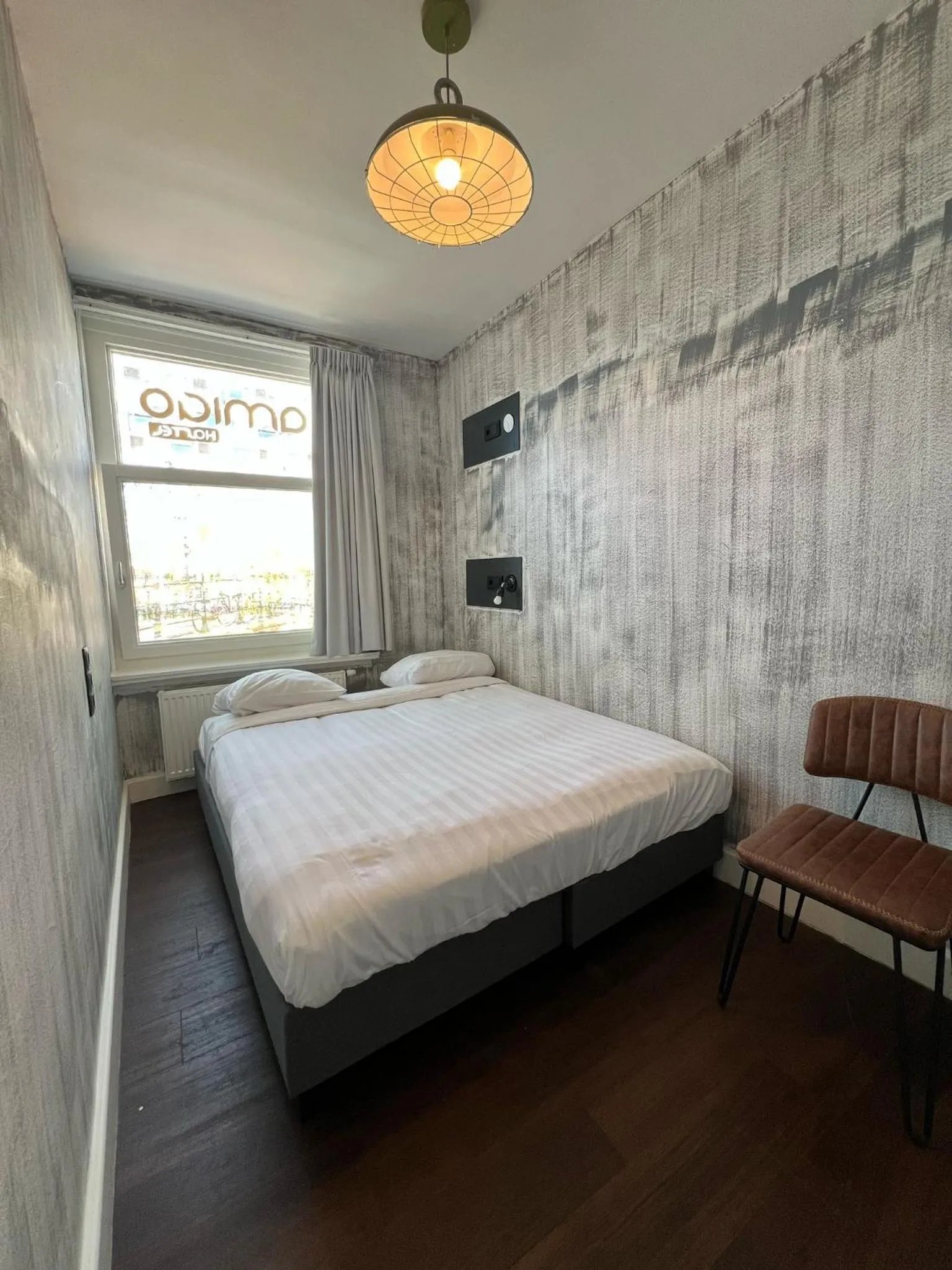 Bedroom, Bed in Amigo Budget Hotel