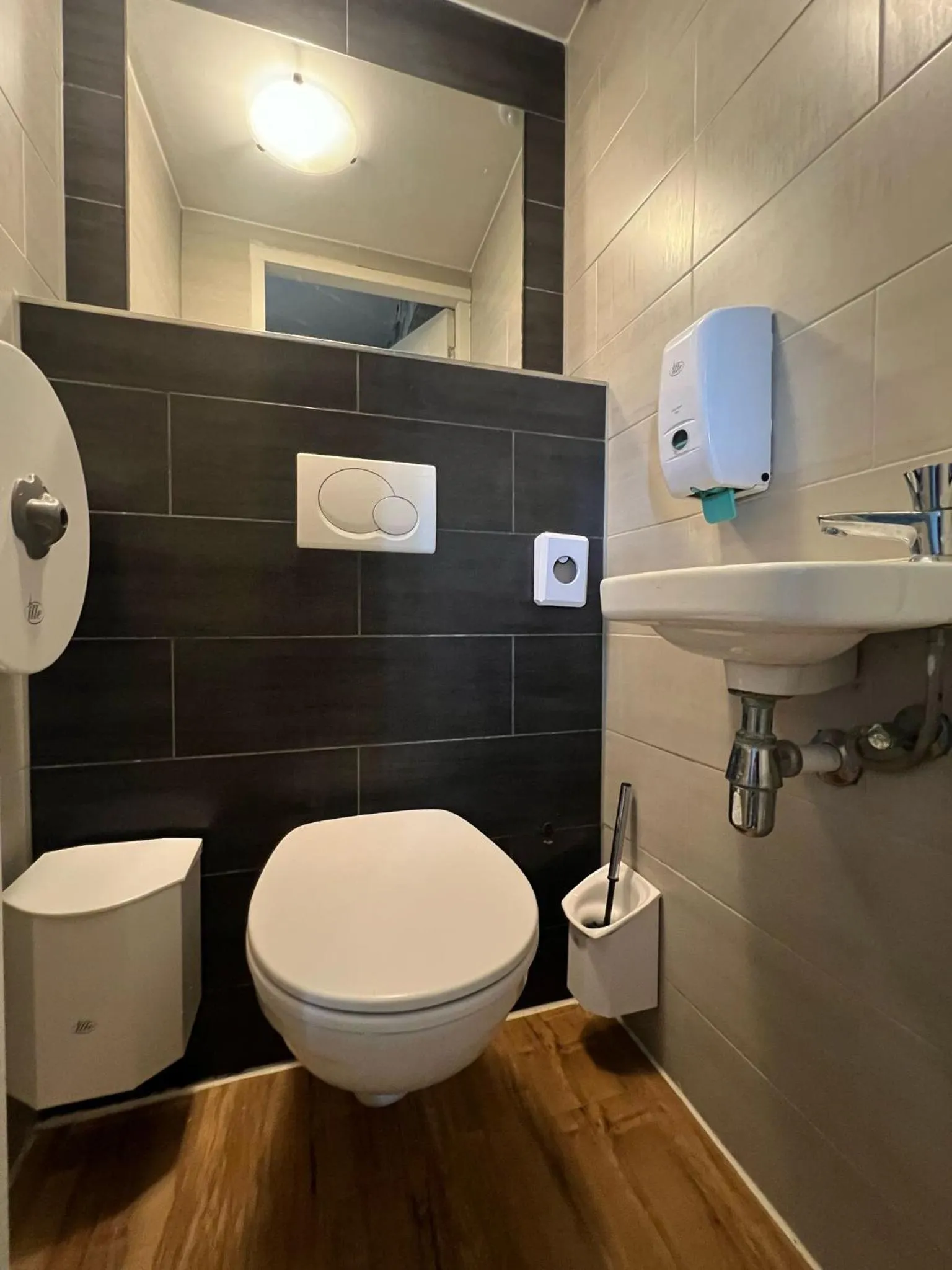 Toilet in Amigo Budget Hotel