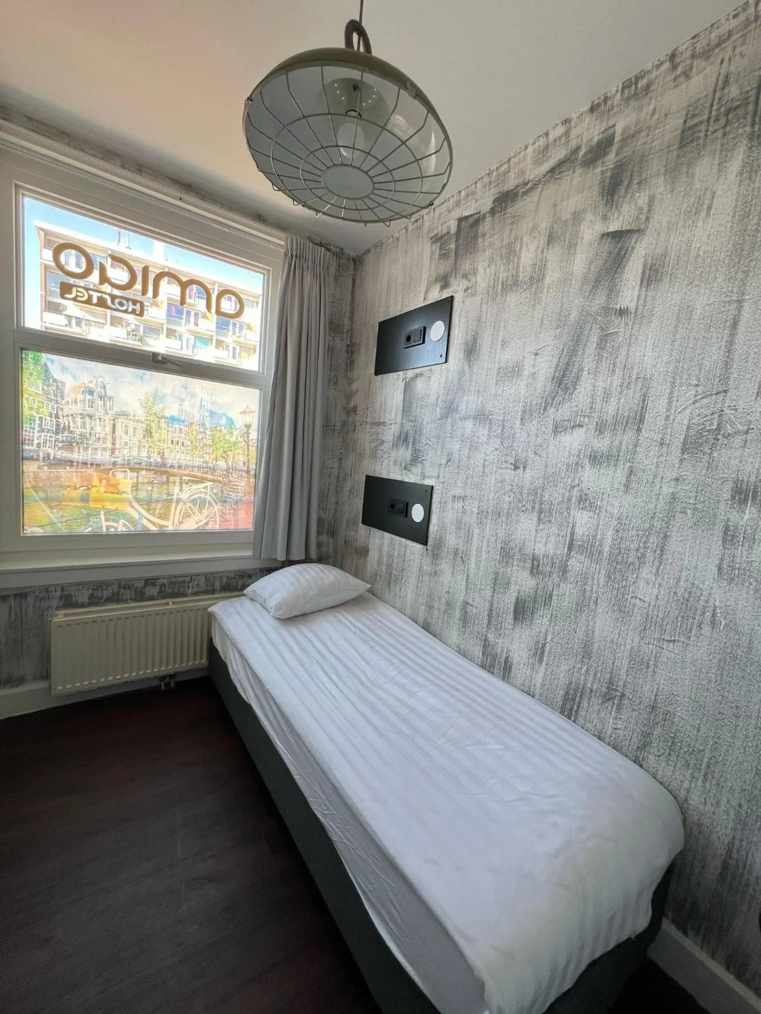 Bedroom, Bed in Amigo Budget Hotel