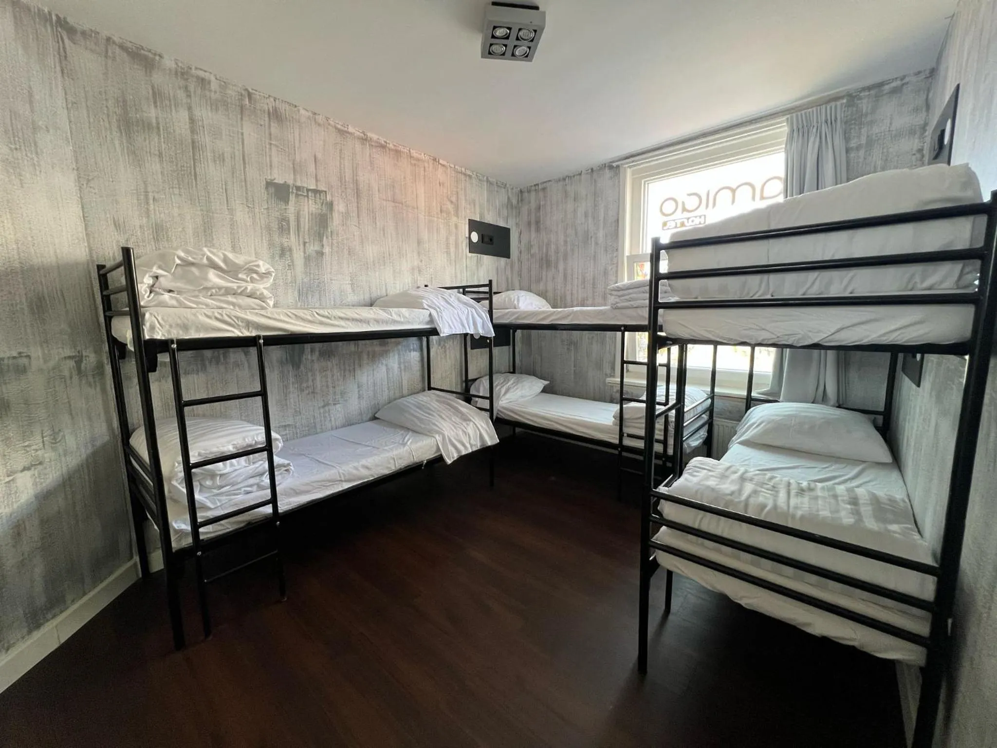 Bedroom, Bed in Amigo Budget Hotel