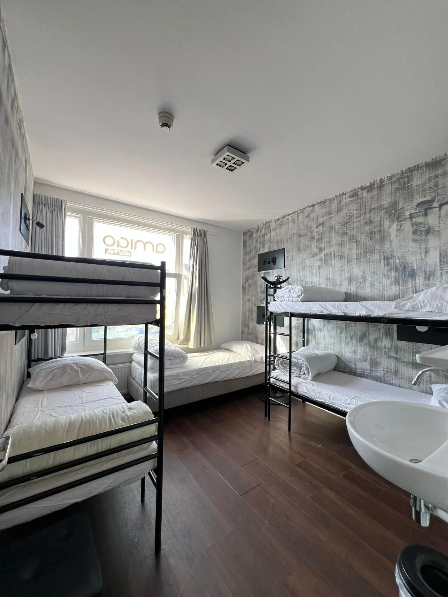 Bedroom, Bed in Amigo Budget Hotel