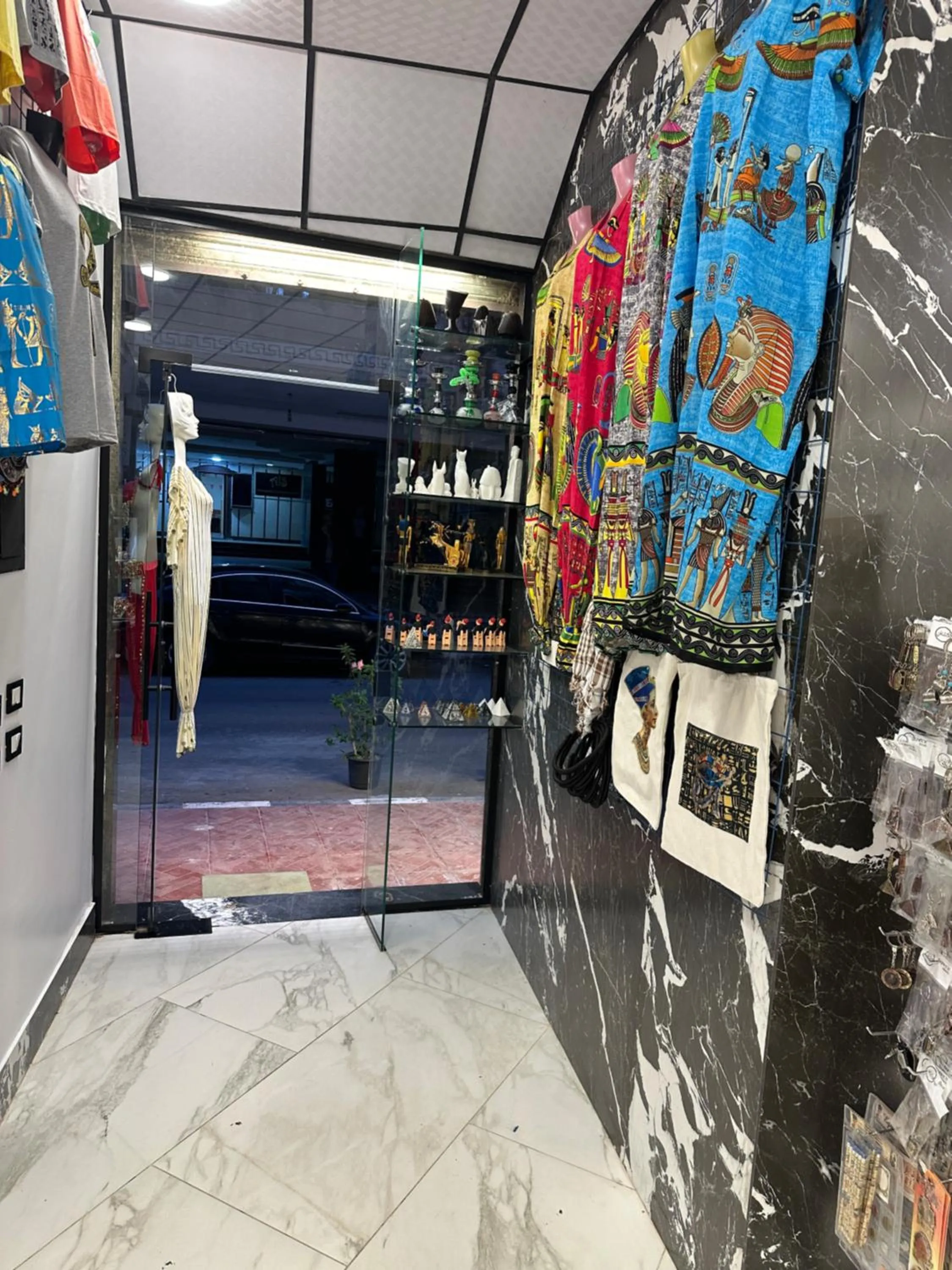 On-site shops in H100 Pyramids View