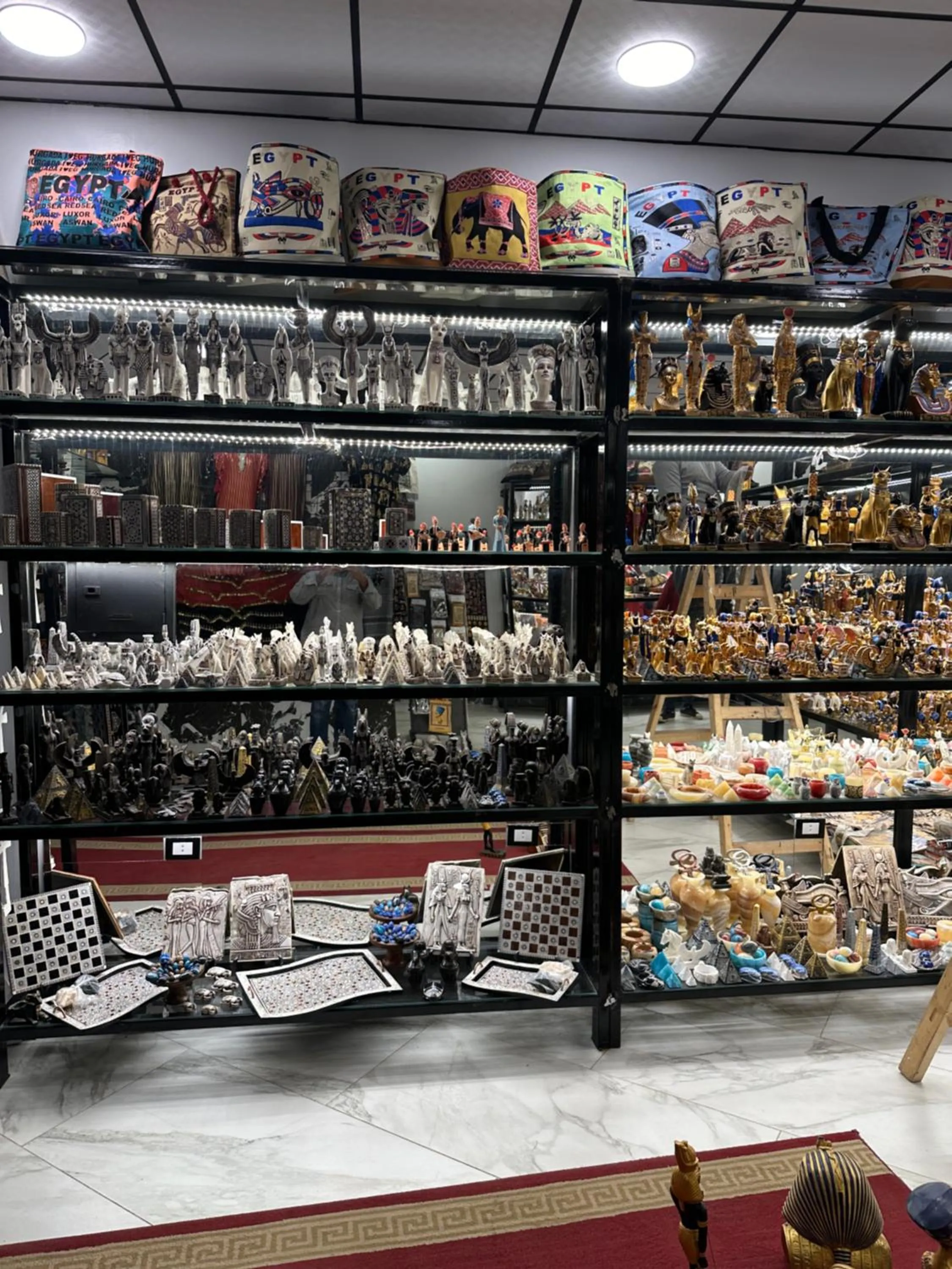 On-site shops in H100 Pyramids View