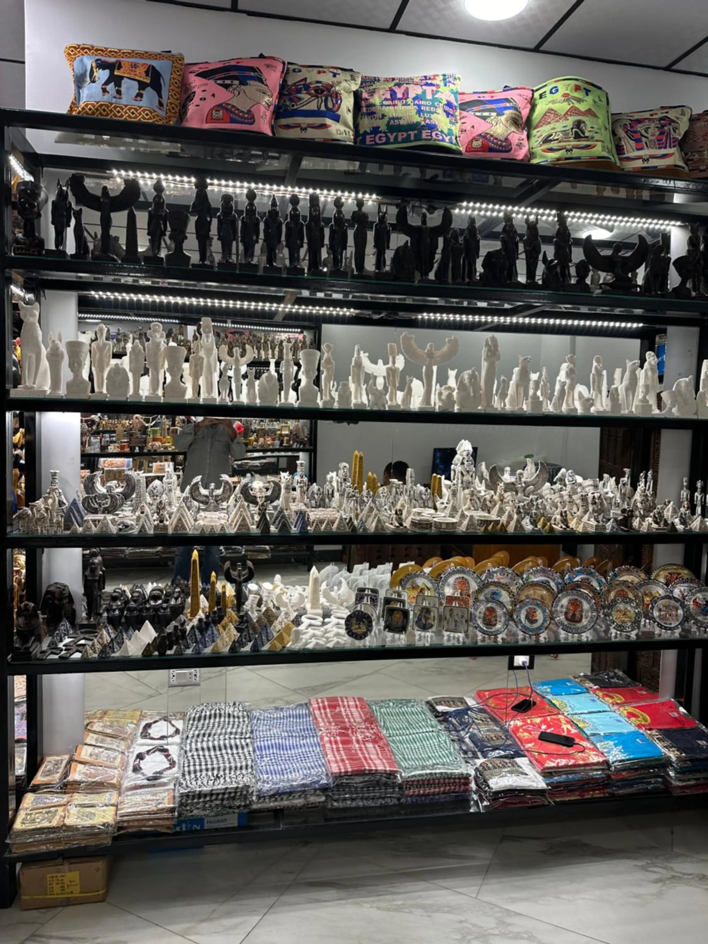 On-site shops in H100 Pyramids View