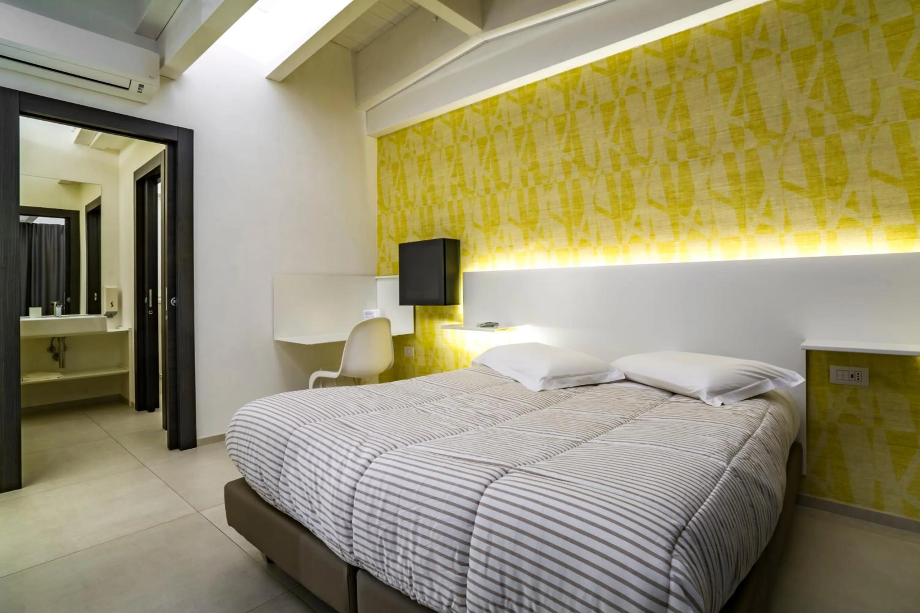 Property building, Bed in Hotel New Bari