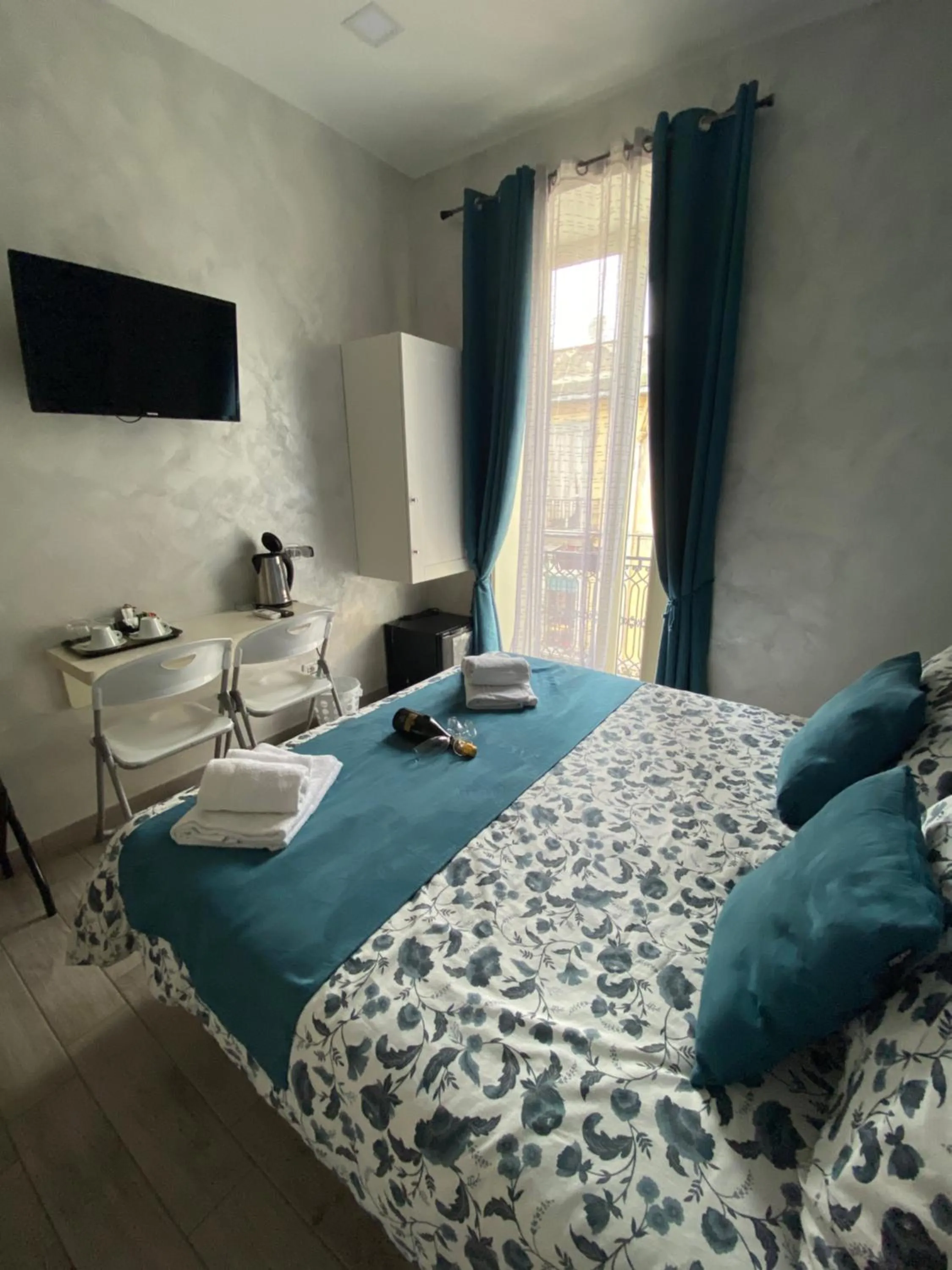 Photo of the whole room, Bed in Joy Naples