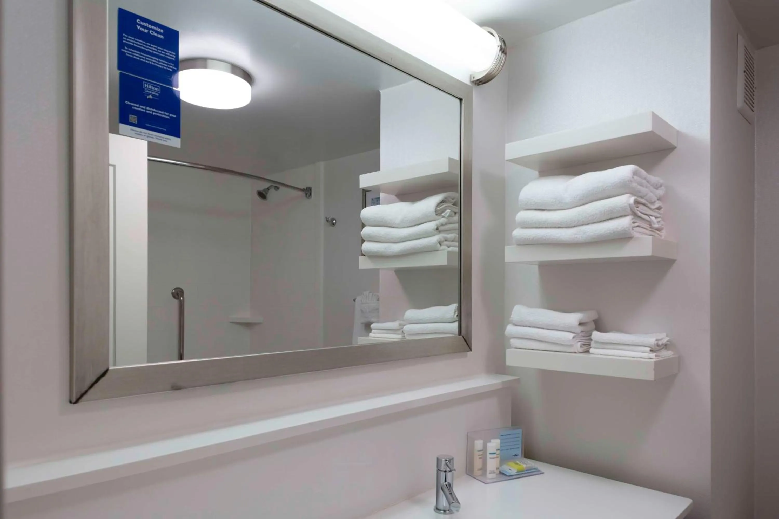 Bathroom in Hampton Inn Conyers