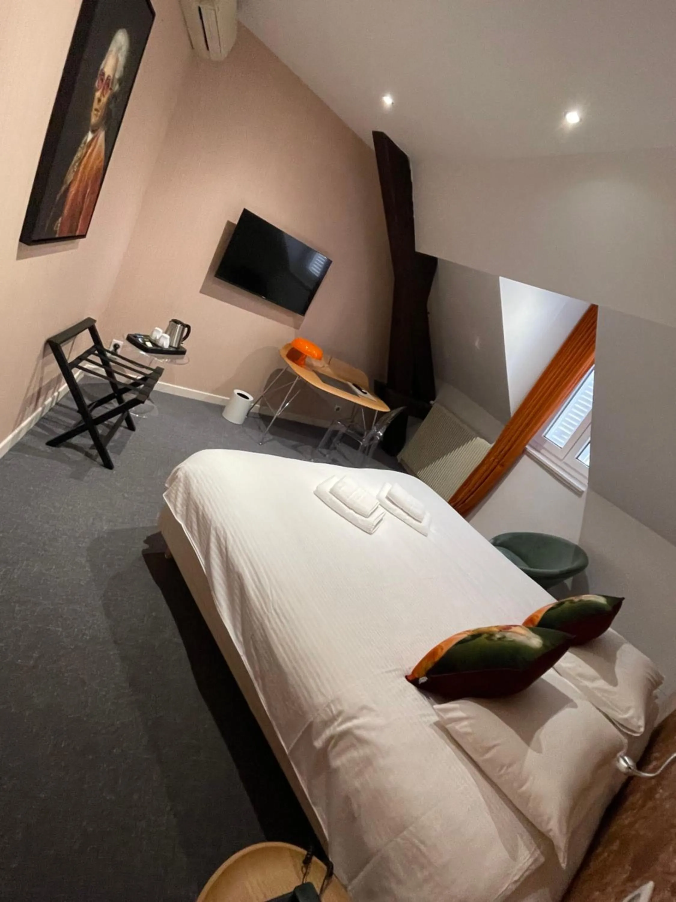 Photo of the whole room, Bed in Le Pavillon d'Enghien, Vichy Centre