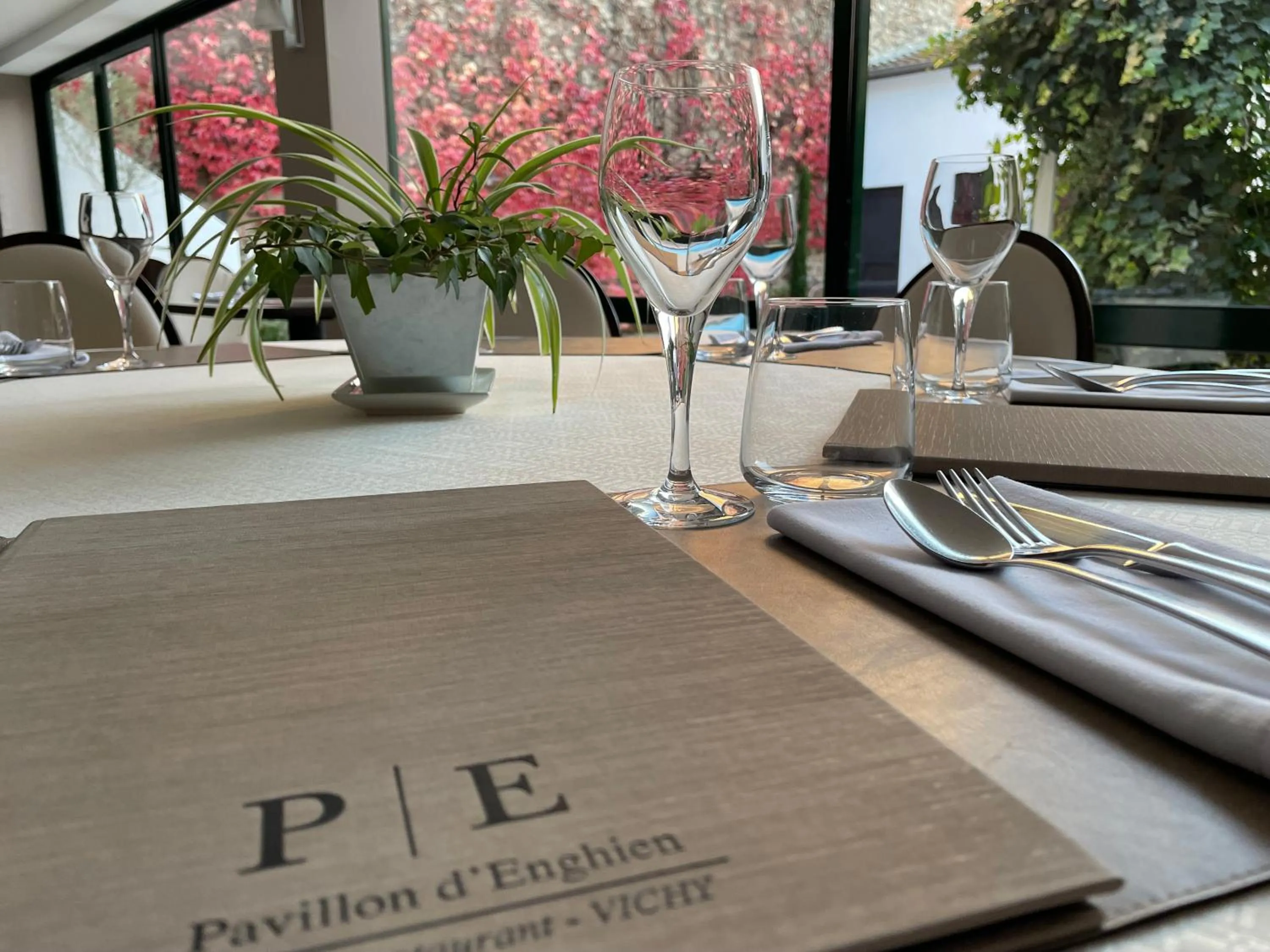 Restaurant/places to eat in Demeures & Châteaux Le Pavillon d'Enghien, Vichy Centre