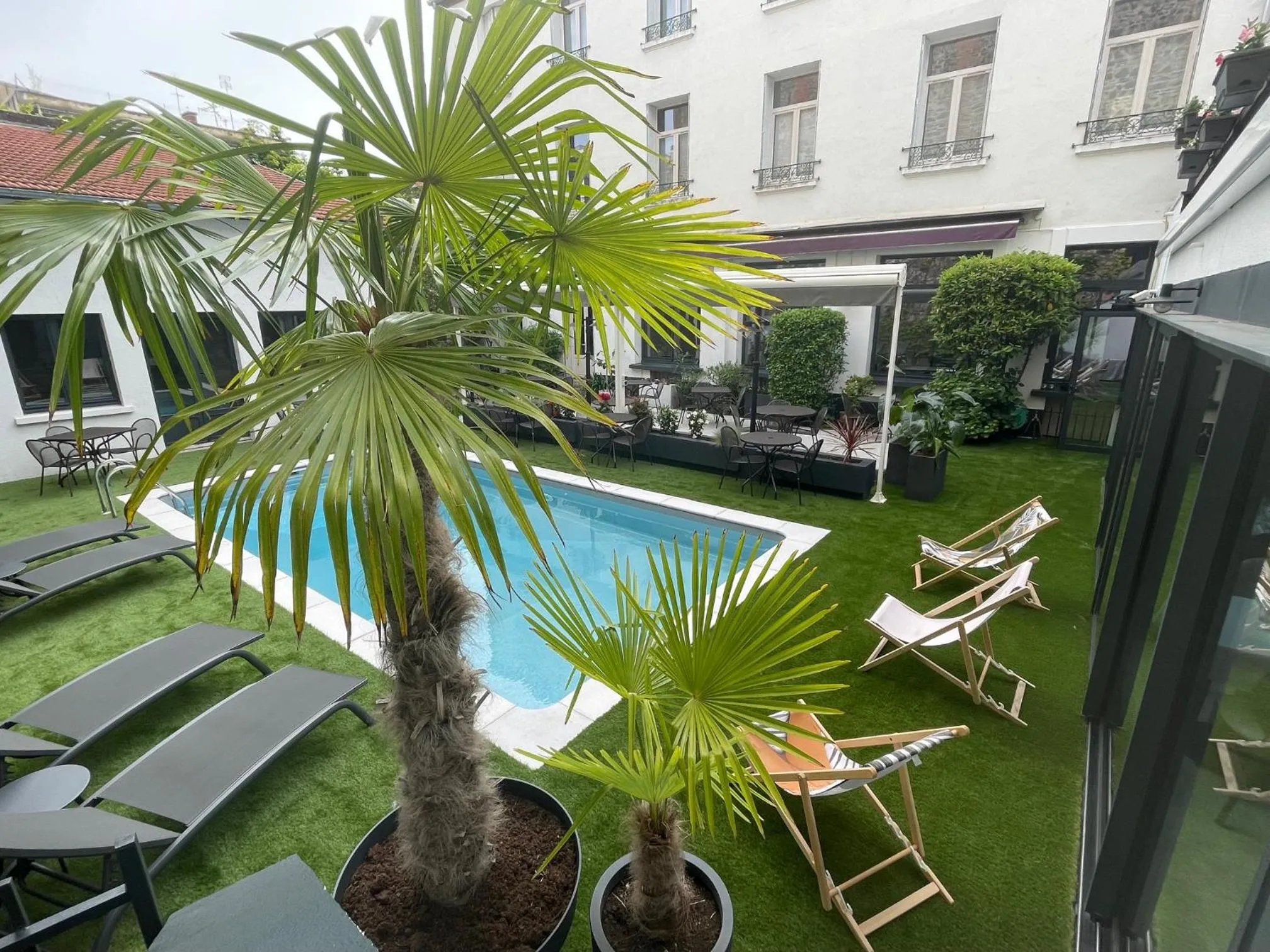 Pool view in Demeures & Châteaux Le Pavillon d'Enghien, Vichy Centre