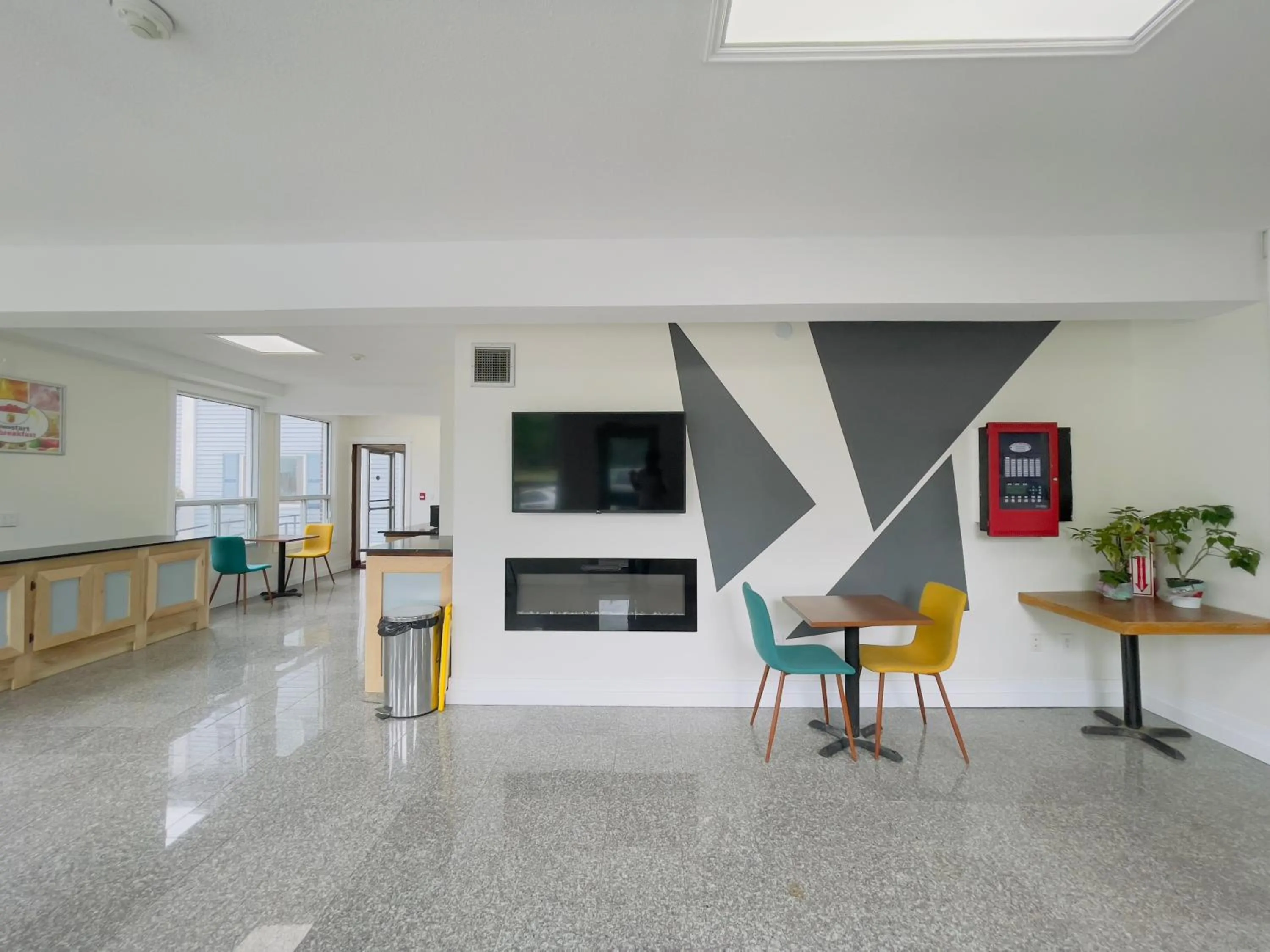 Dining area in Super 8 by Wyndham Pembroke