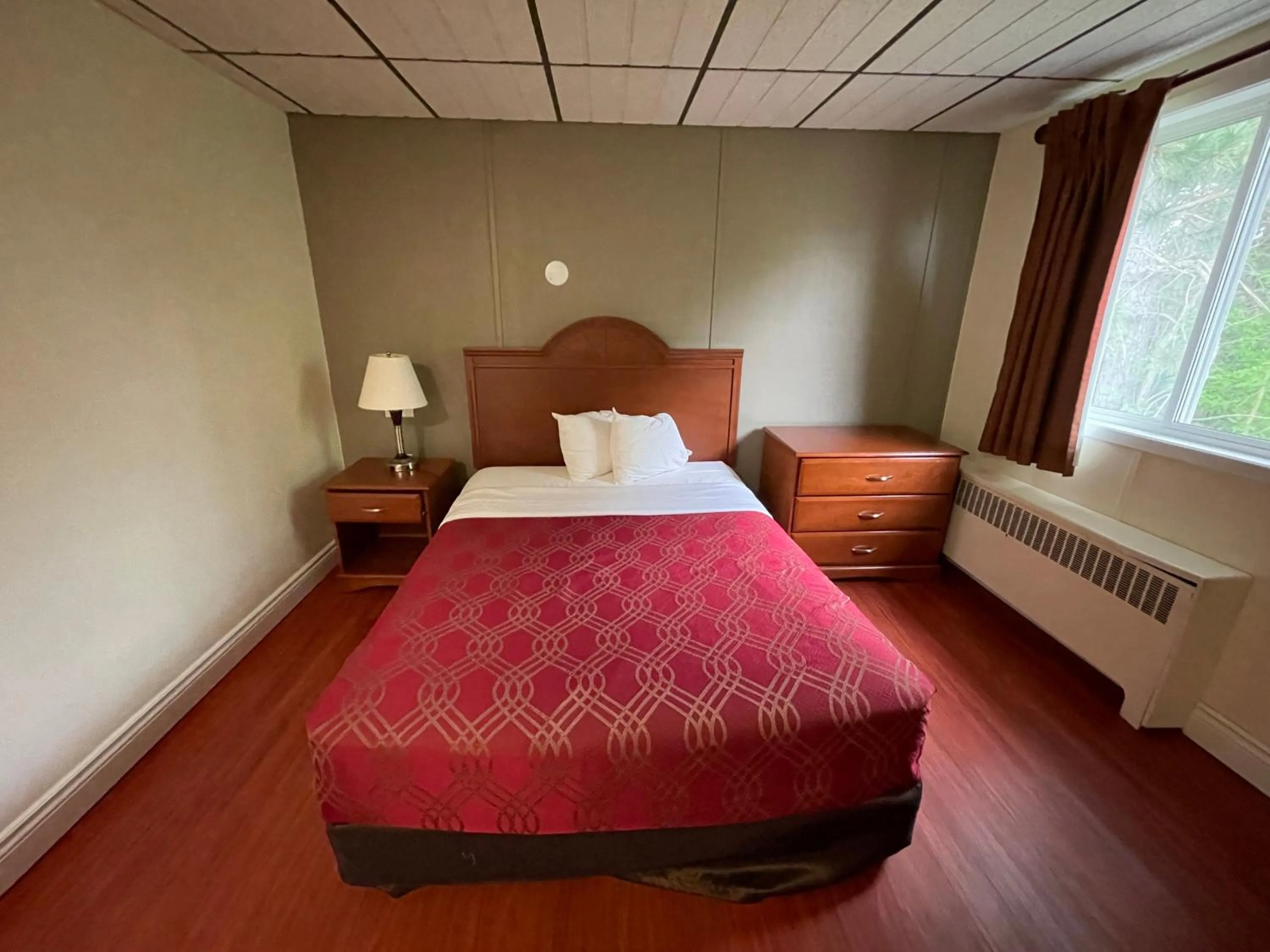 Bedroom, Bed in Super 8 by Wyndham Pembroke