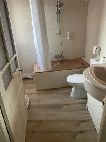 Triple Room with Private External Bathroom - single occupancy in Gîte:"sur le chemin" Triple Room with Private External Bathroom - single occupancy in Gîte:"sur le chemin"