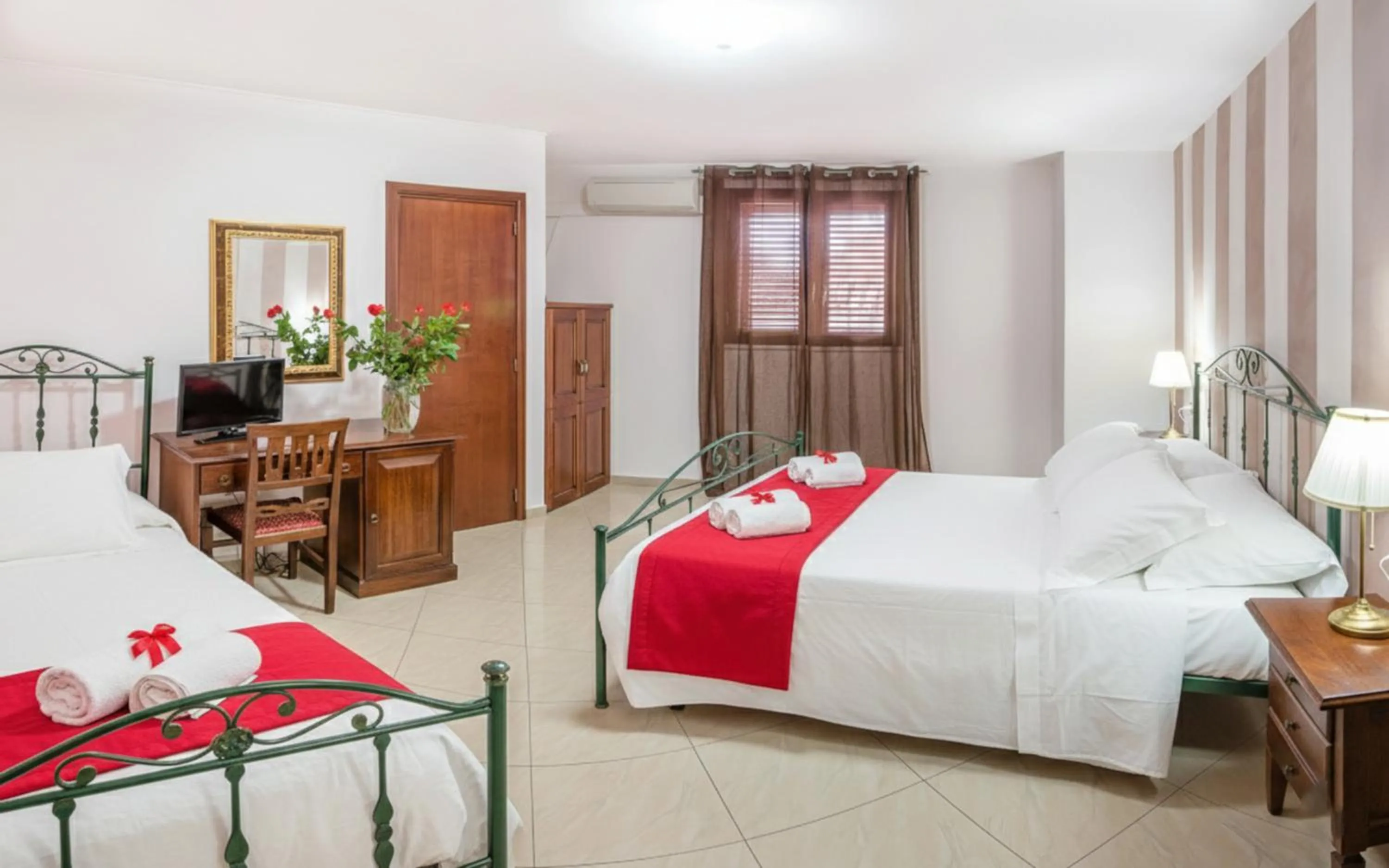 View (from property/room), Bed in Garibaldi Relais