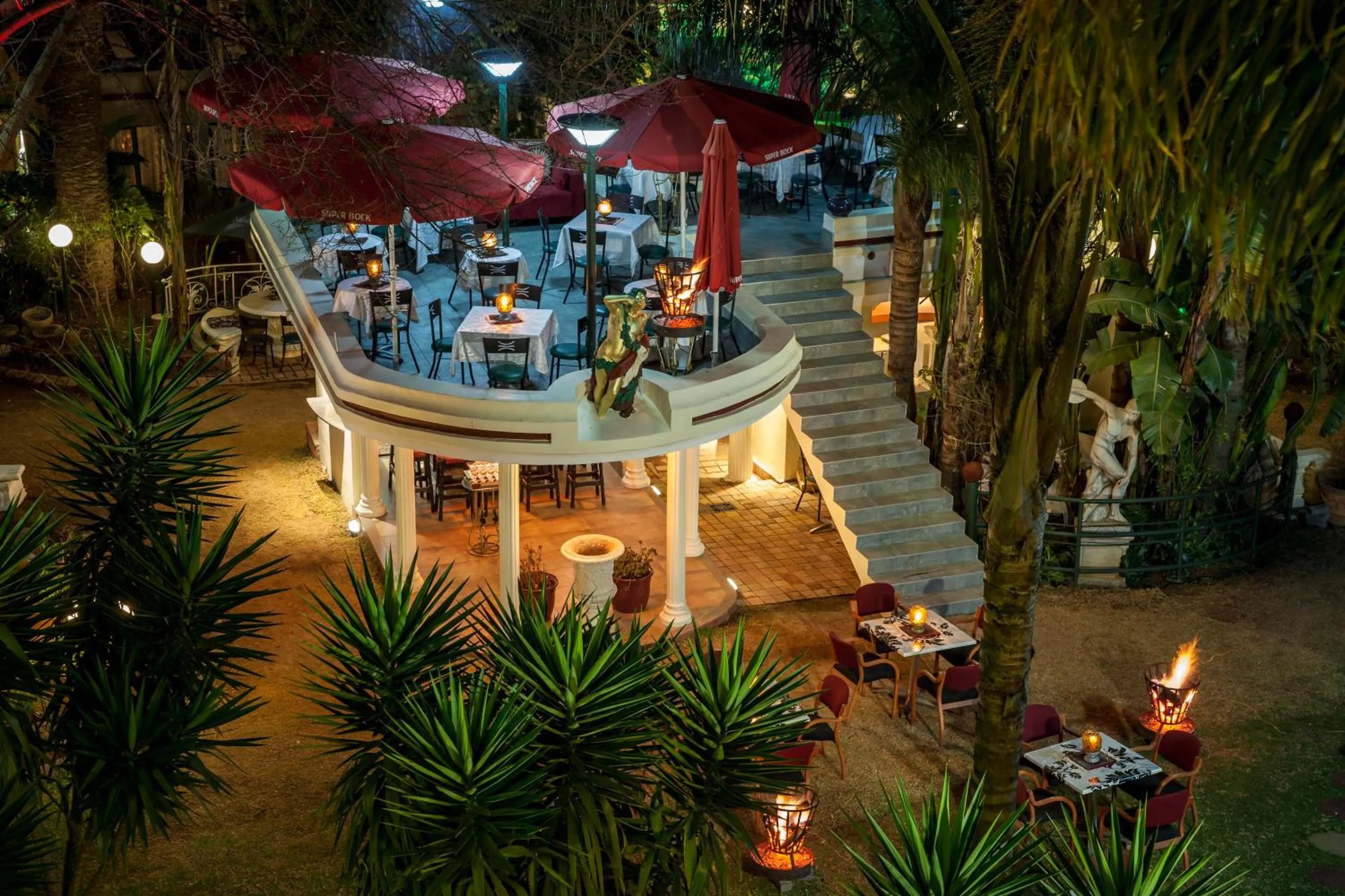 Restaurant/places to eat in Villa Simonne