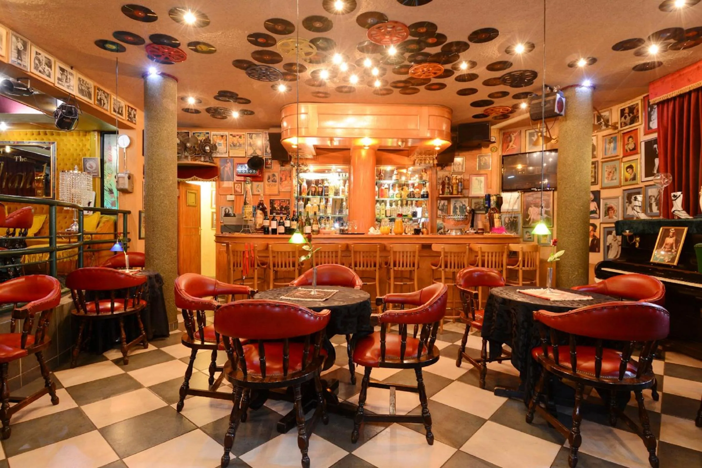 Restaurant/places to eat in Villa Simonne