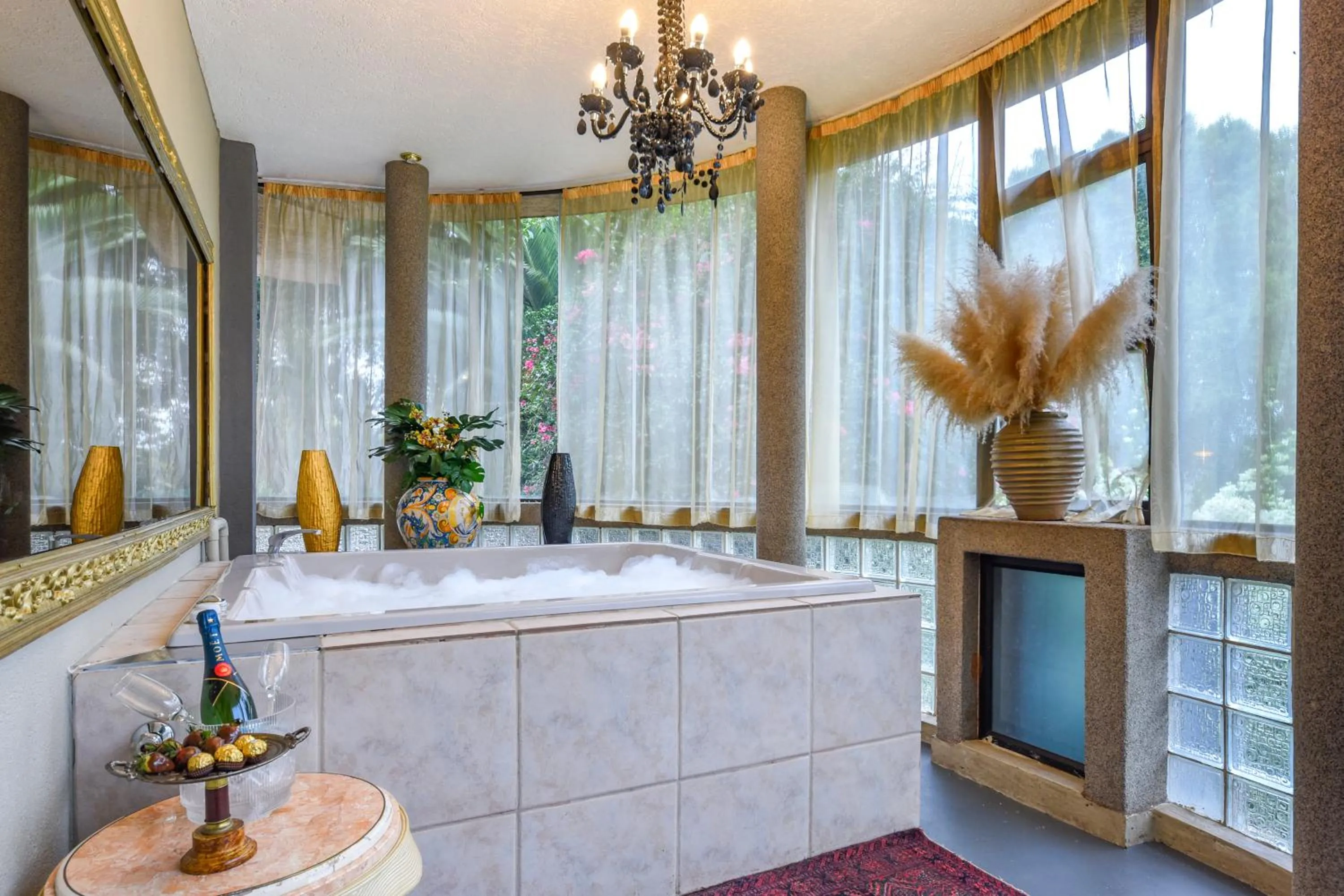 Hot Tub in Villa Simonne