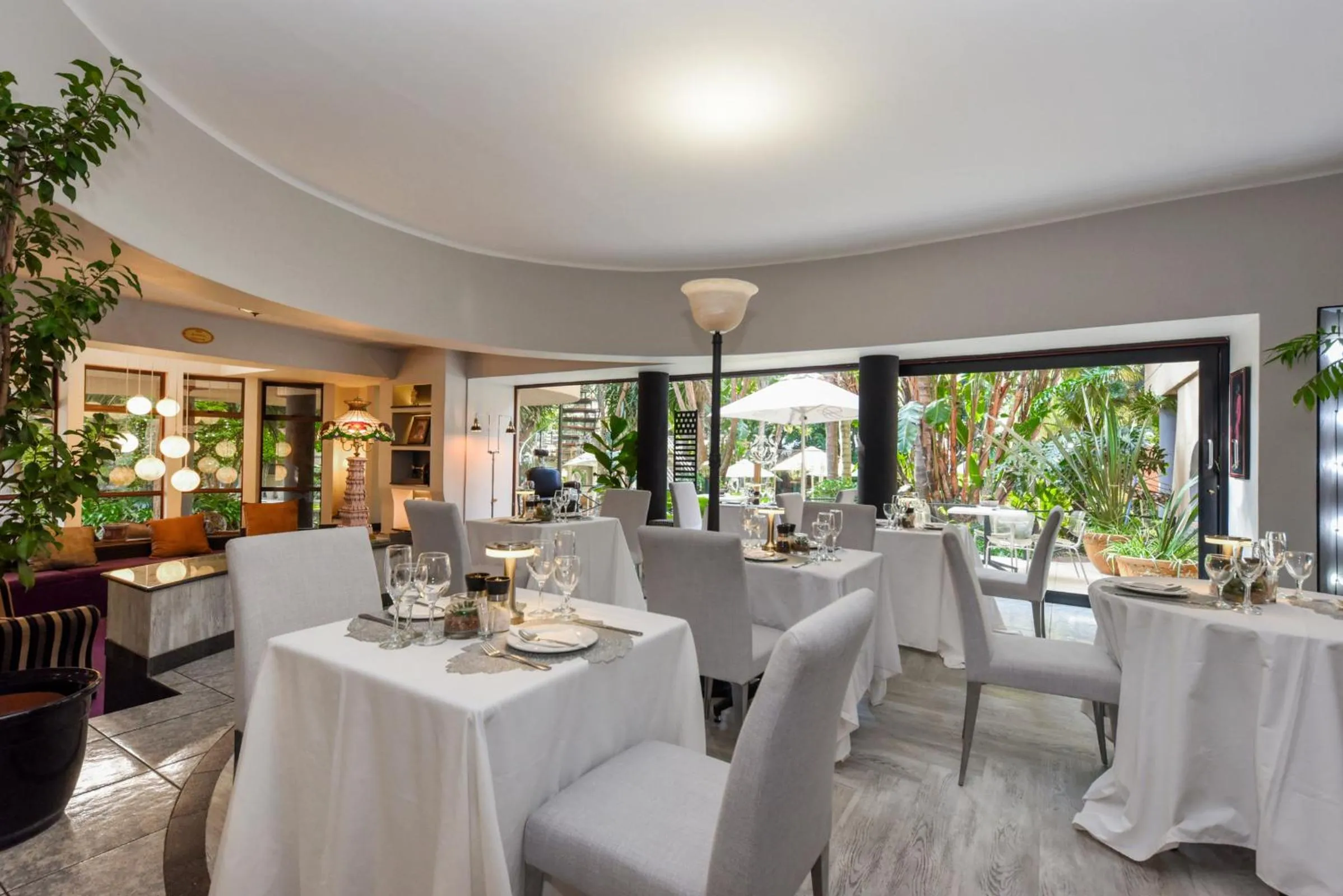 Restaurant/places to eat in Villa Simonne