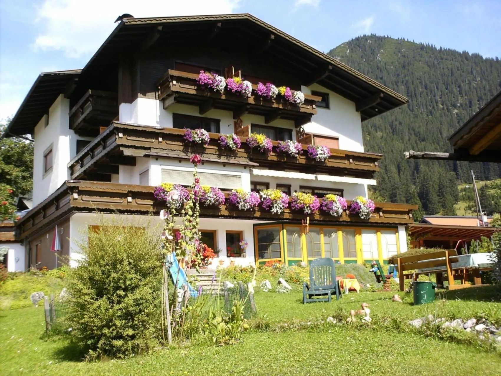 Facade/entrance in Gästehaus Bergland