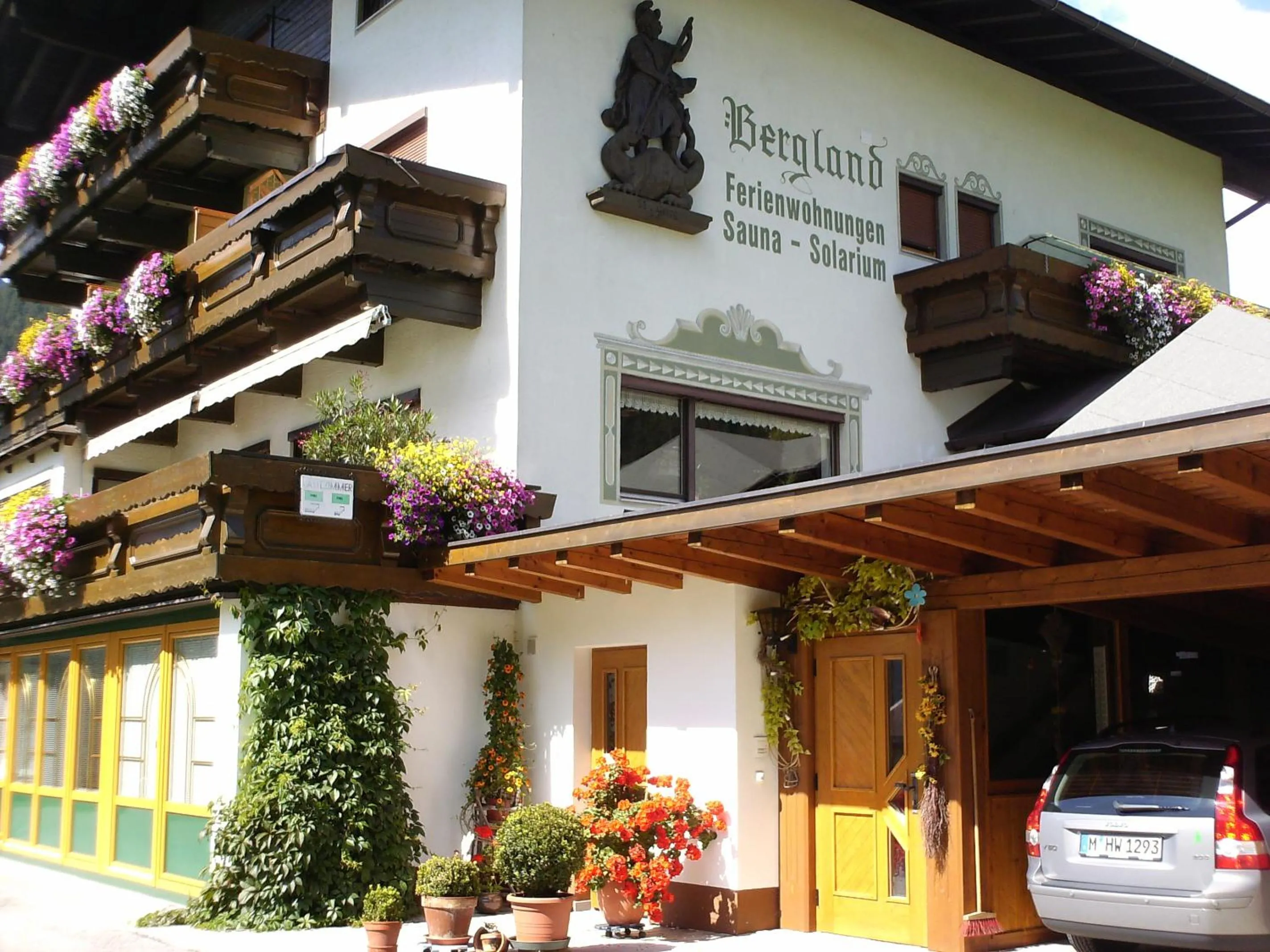 Facade/entrance in Gästehaus Bergland