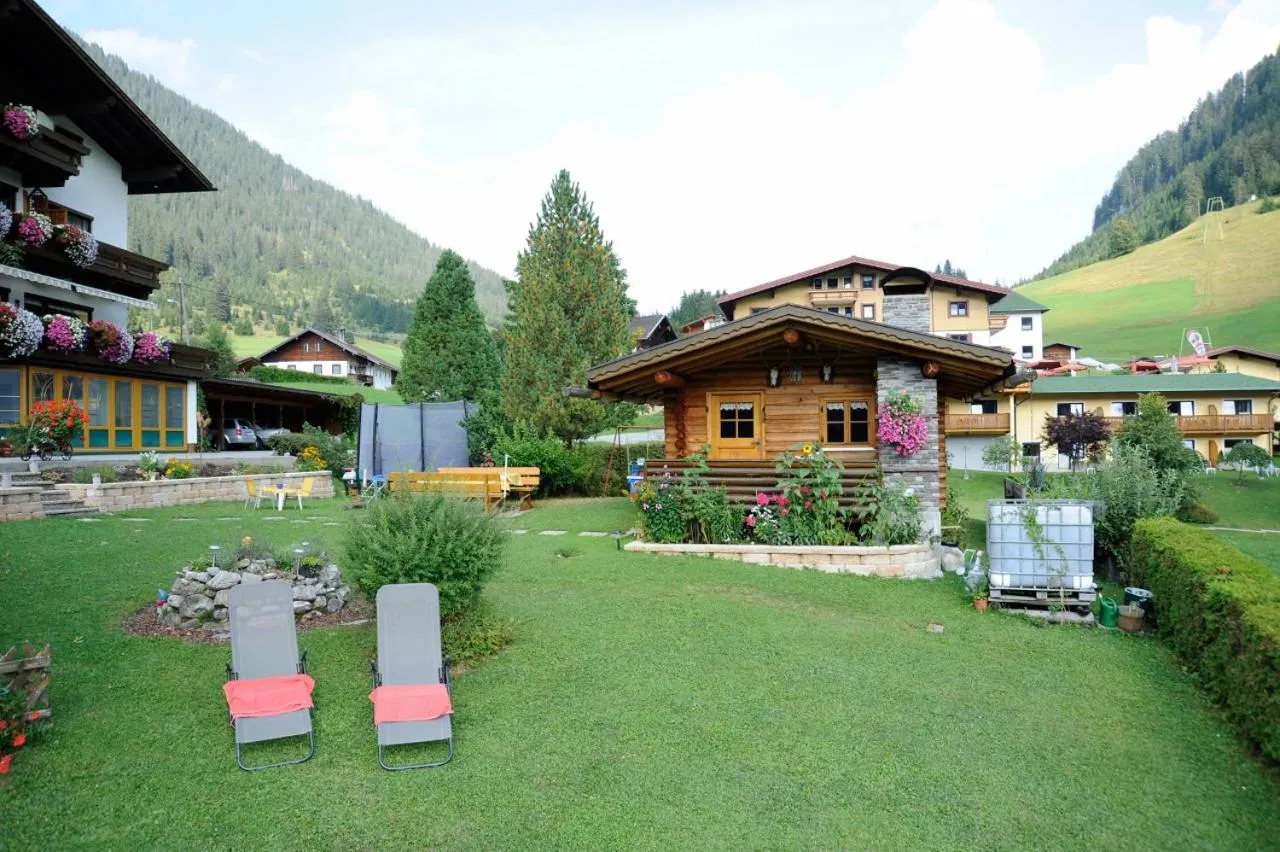 Garden in Gästehaus Bergland