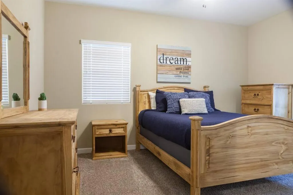 Bed in Gated townhouse with heated pool, hot tub, near US60