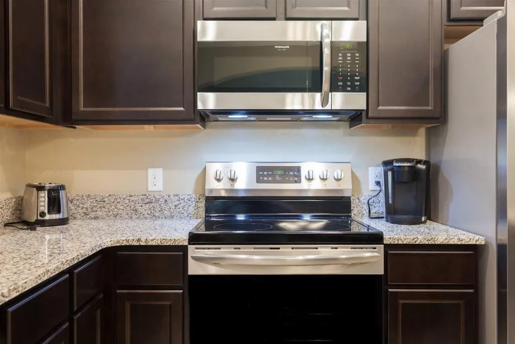 Gated townhouse with heated pool, hot tub, near US60