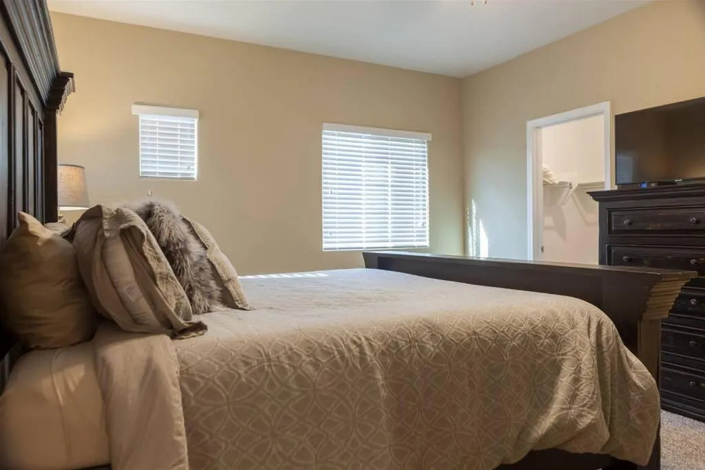 Bed in Gated townhouse with heated pool, hot tub, near US60