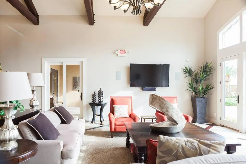 Gated townhouse with heated pool, hot tub, near US60