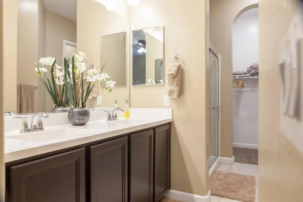 Gated townhouse with heated pool, hot tub, near US60